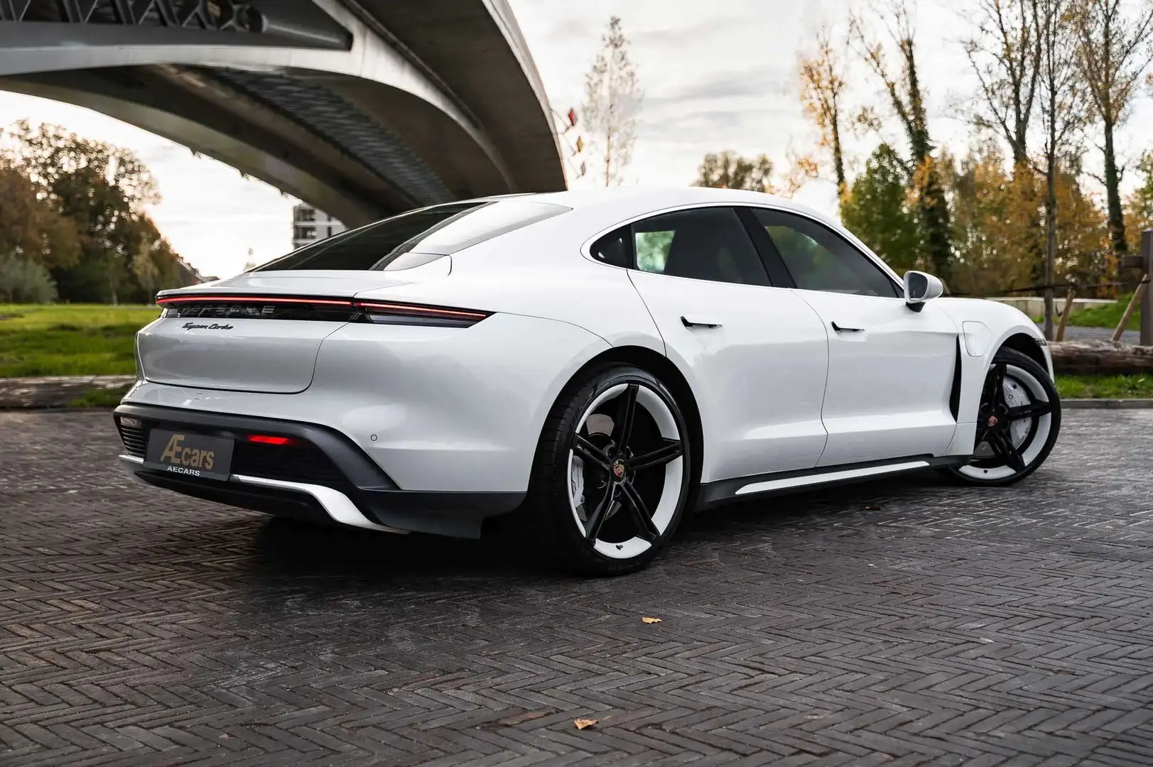 Porsche Taycan TURBO / MATRIX LED / BOSE / BELGIAN / MEMORY SEATS Blanc - 2