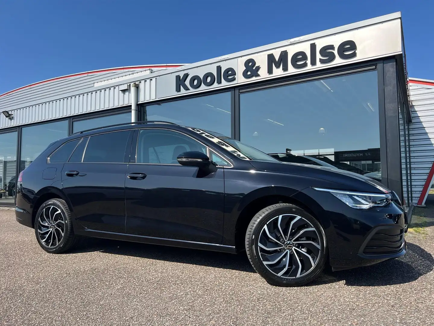 Volkswagen Golf Variant 1.0 eTSI 110pk 7-DSG Life Zwart - 2