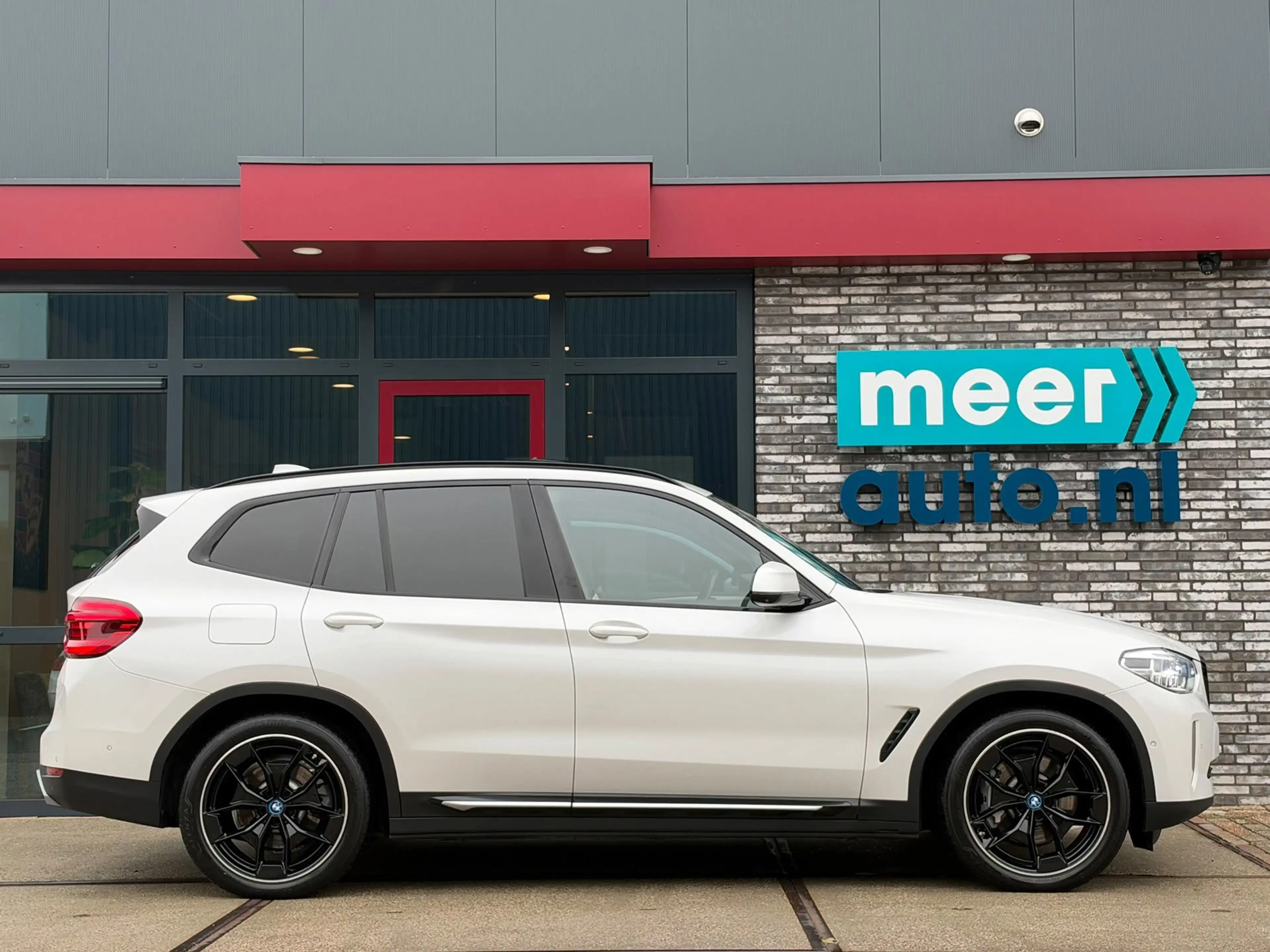 BMW iX3 High Executive 80 kWh l SOH 94% l PANO l H/K l HUD — photo 2