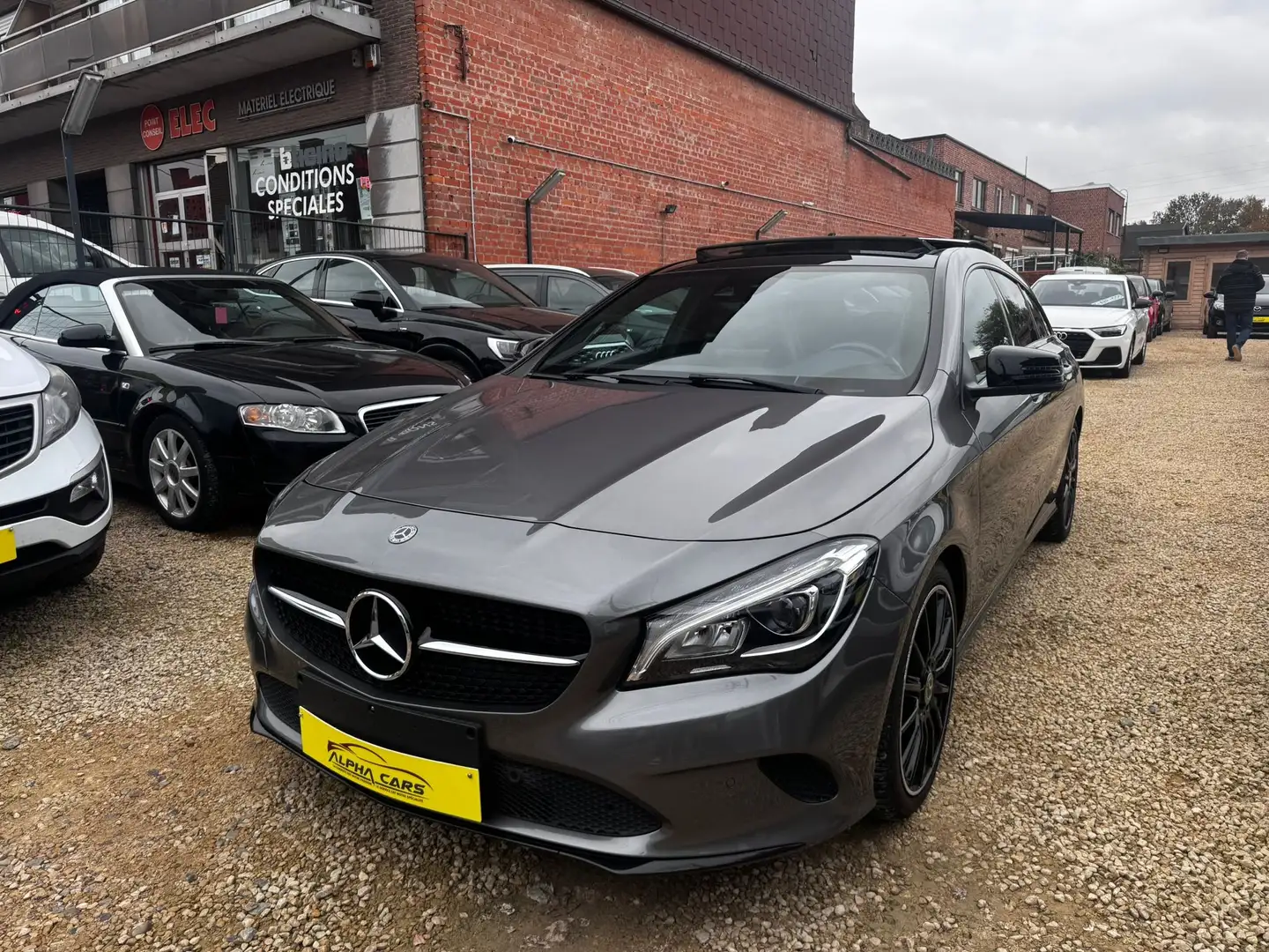 Mercedes-Benz CLA 180 *URBAN*TOITPANO*GARANTIE Gris - 1