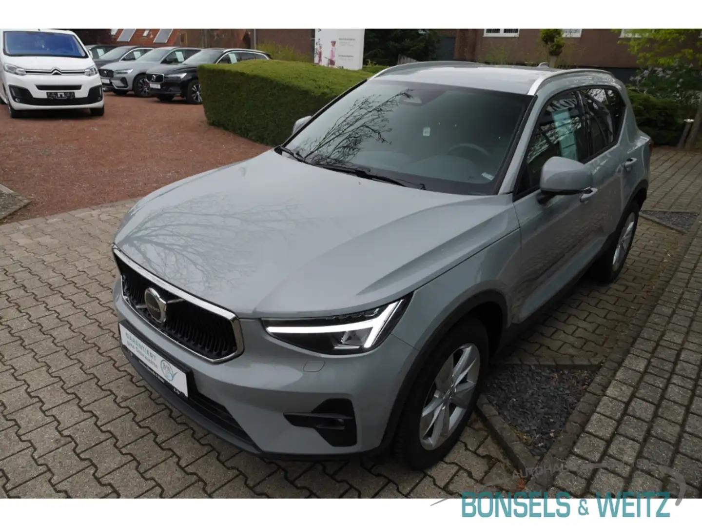 Volvo XC40 Core 2WD EU6d B3 MILD HYBRID BENZIN AUTOMATIK Navi Grau - 2
