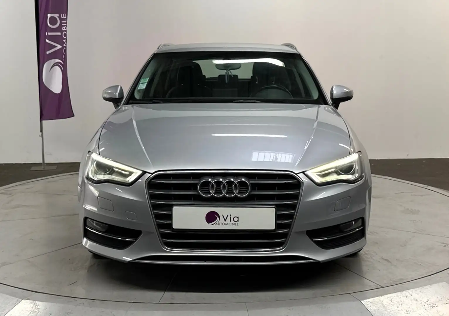Audi A3 1.6 TDI 110 Ambiente Grijs - 2