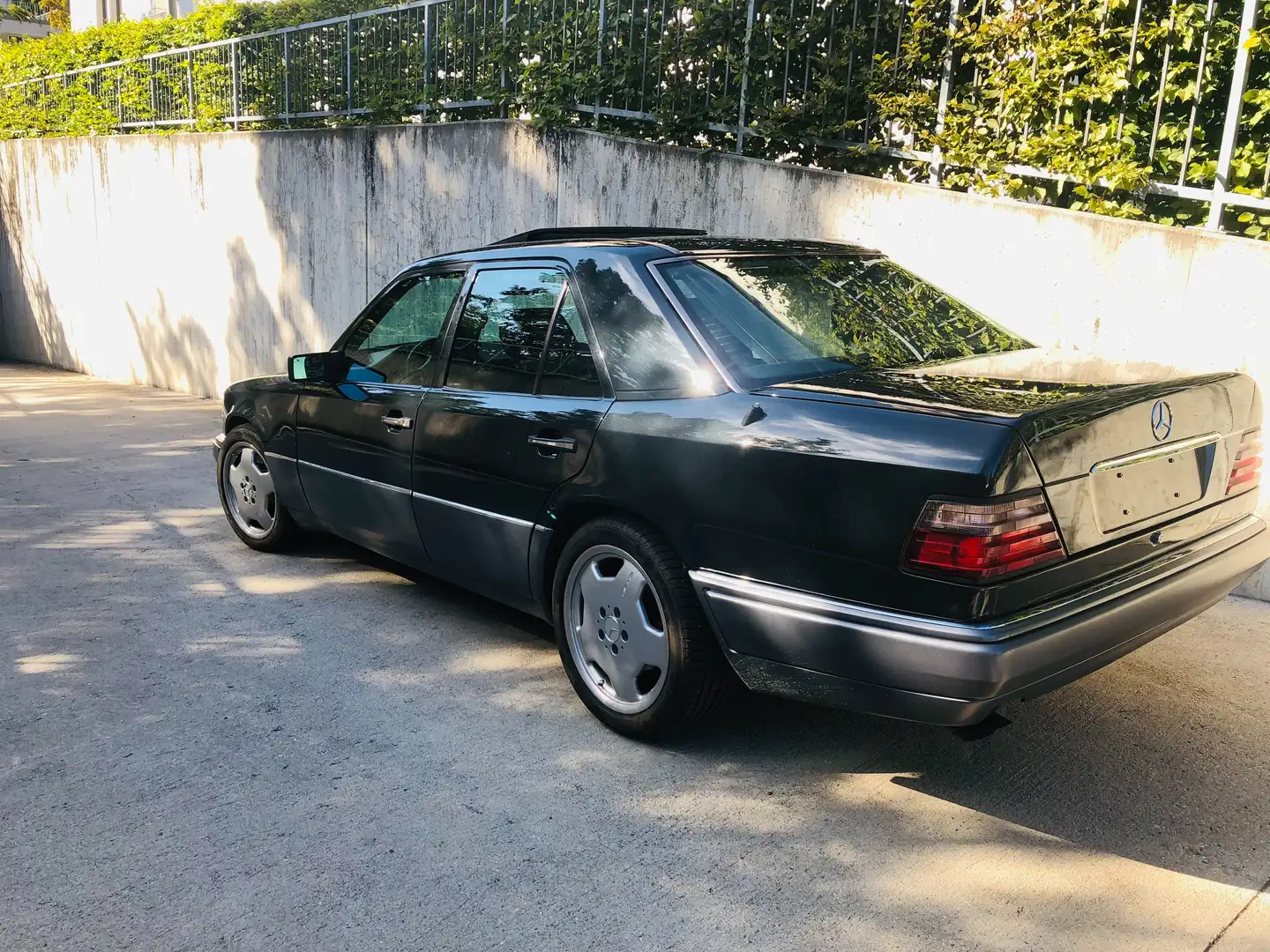 Mercedes-Benz E 420 *W124 in sehr schönem Zustand* Negro - 1