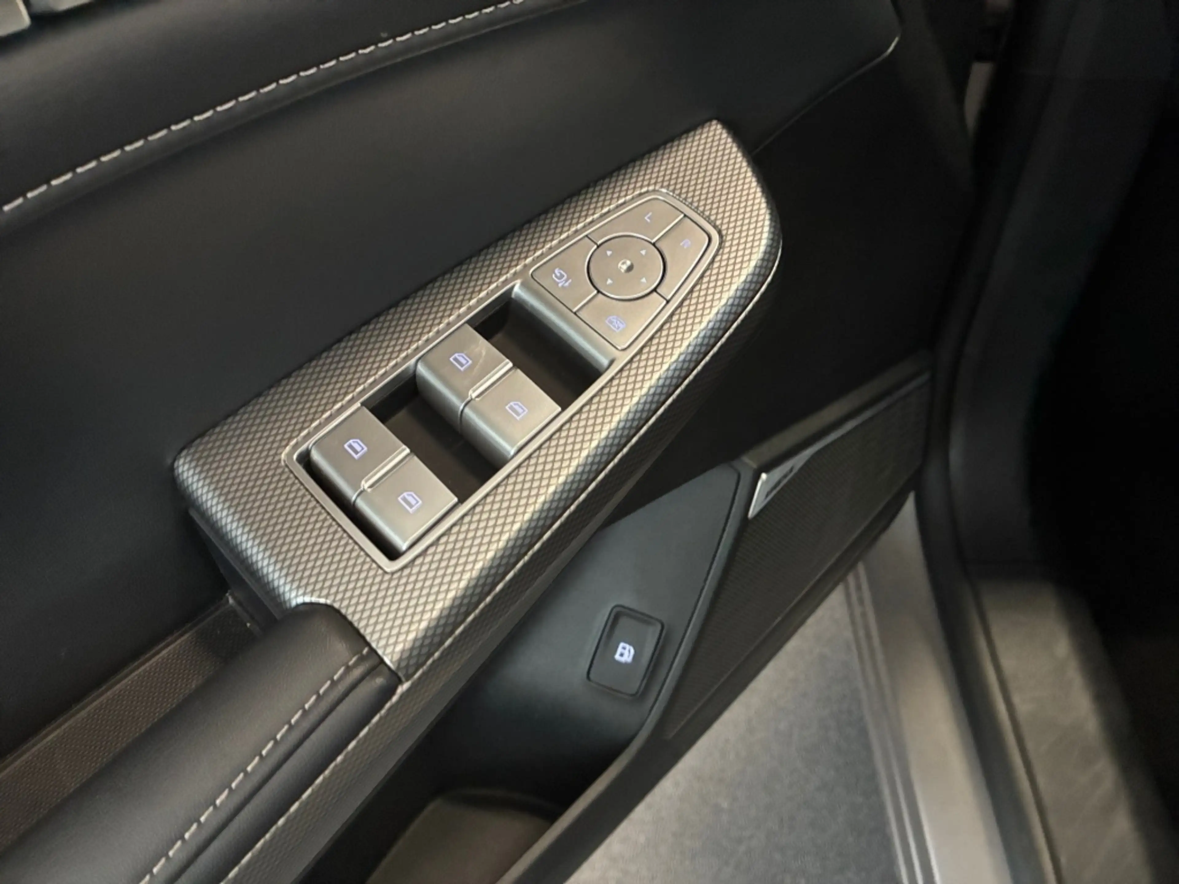 MG MGS9 PHEV LUX — photo 15
