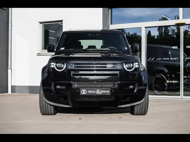 Land Rover Defender view 3