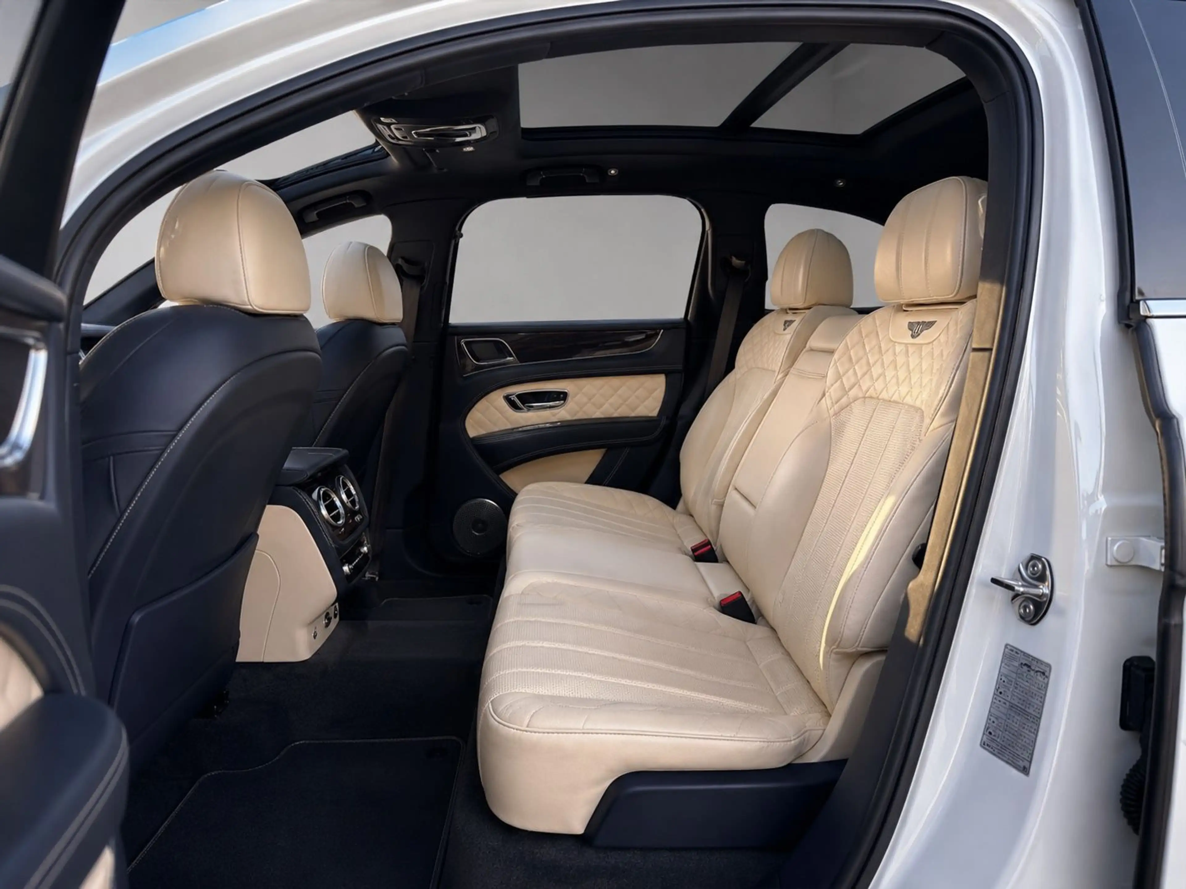 Bentley Bentayga W12 Panorama — photo 10