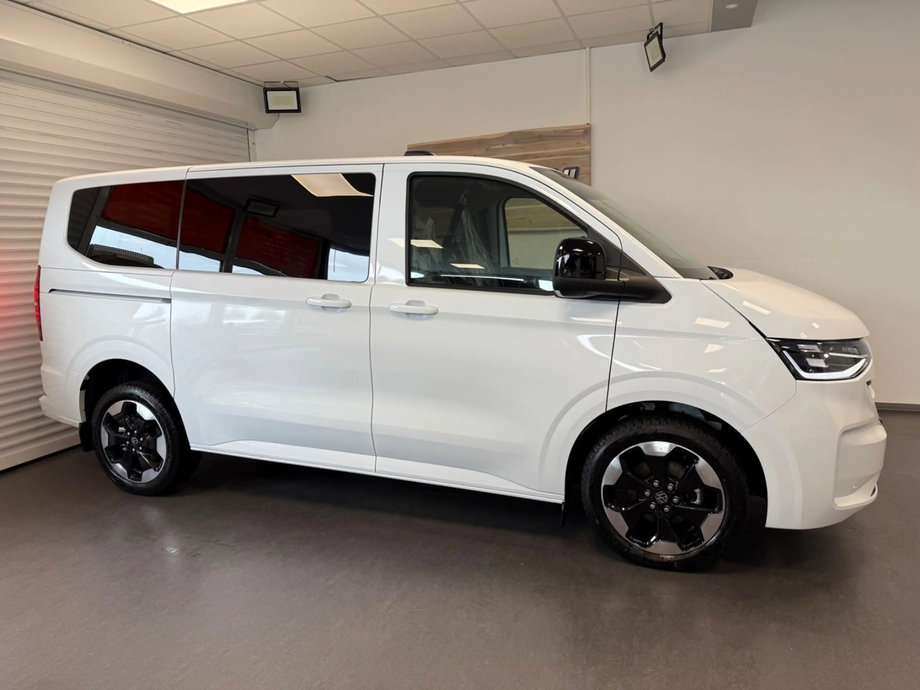 Volkswagen T7 Caravelle Life KR/Leder/LED/DSG/PDC/ACC/AHK — photo 5
