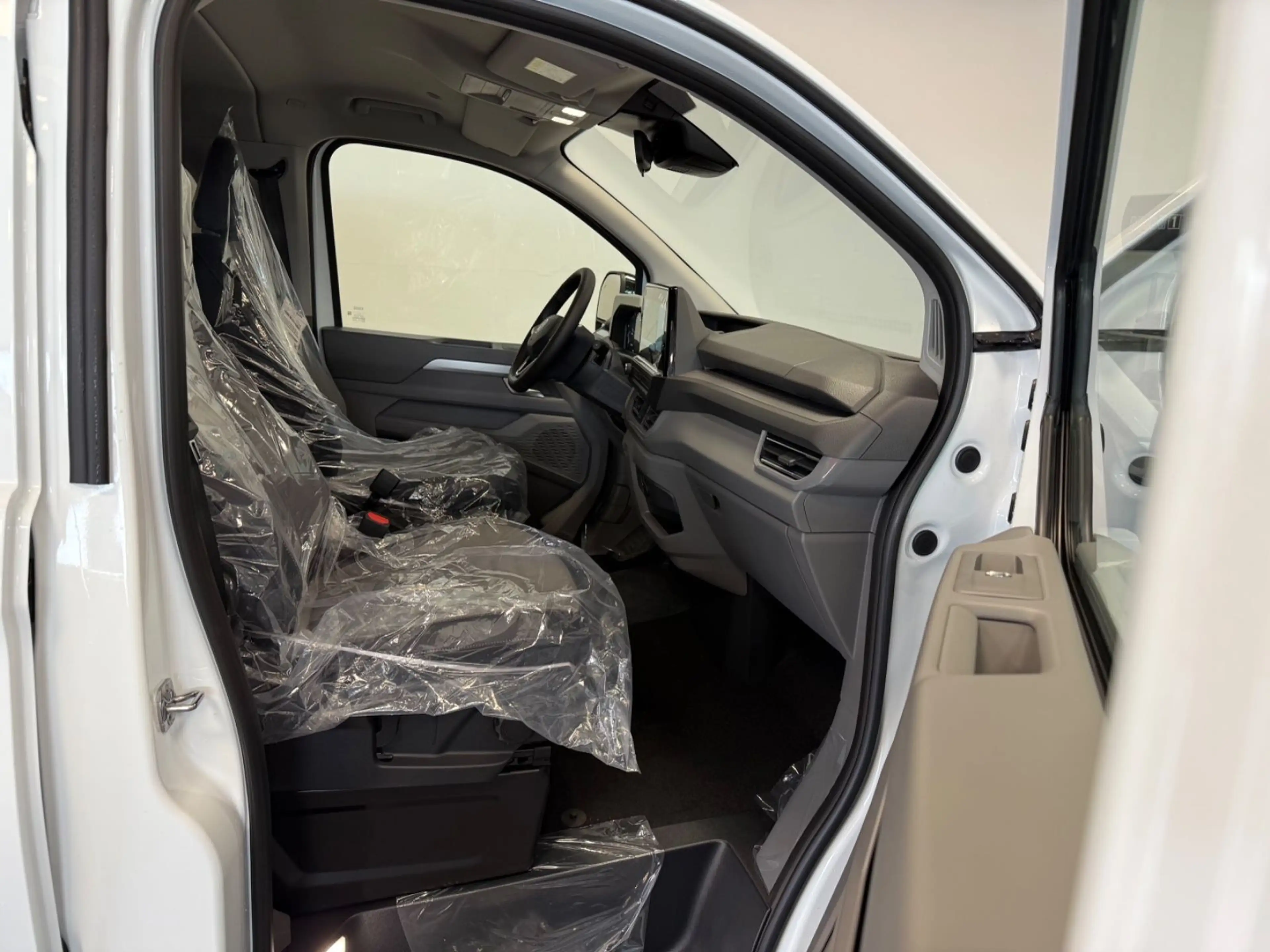 Volkswagen T7 Caravelle Life KR/Leder/LED/DSG/PDC/ACC/AHK — photo 13