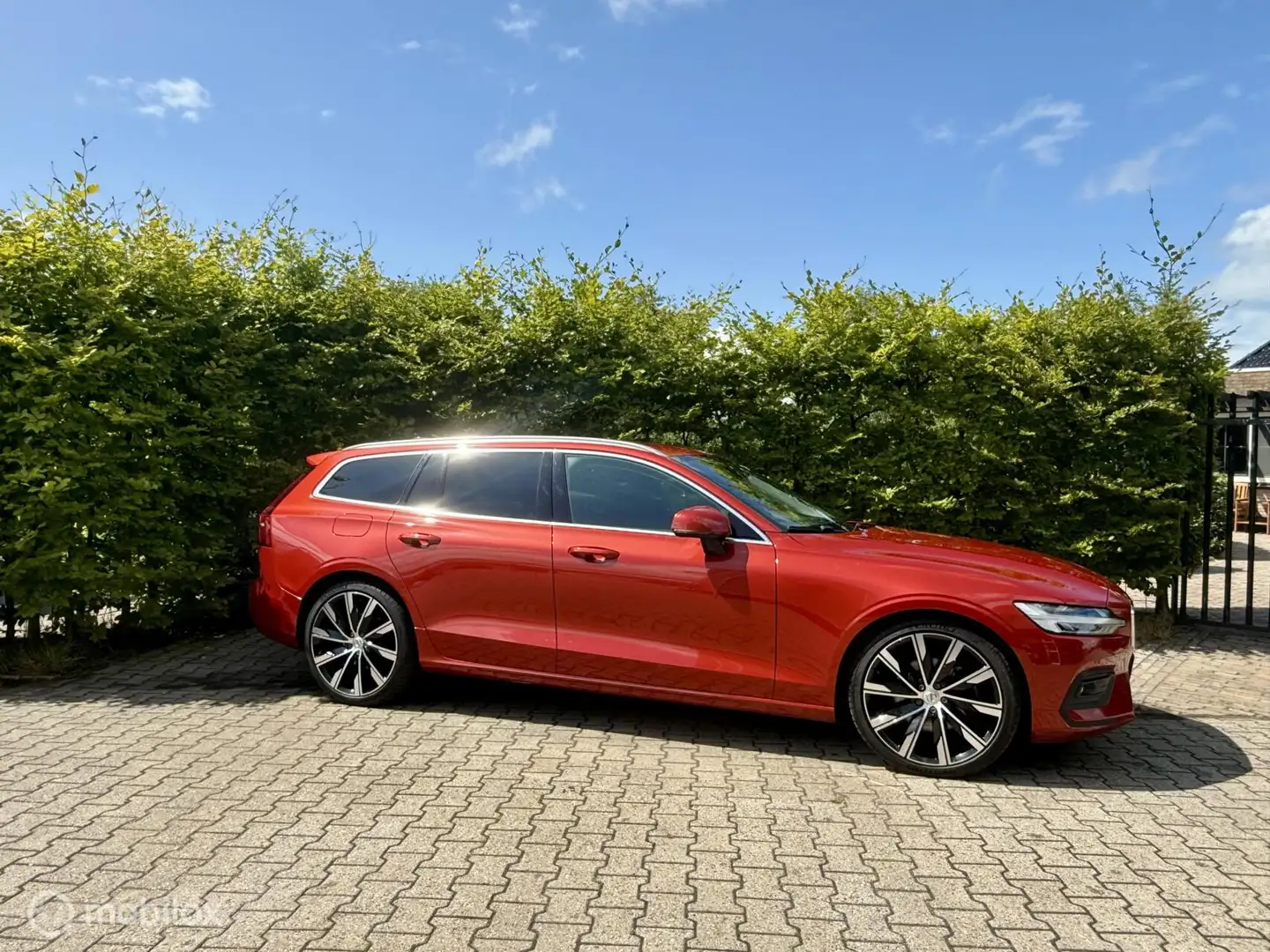 Volvo V60 2.0 B4 197pk! Bus.Pro Hybride !!! Elektrisch / Ben Rood - 1