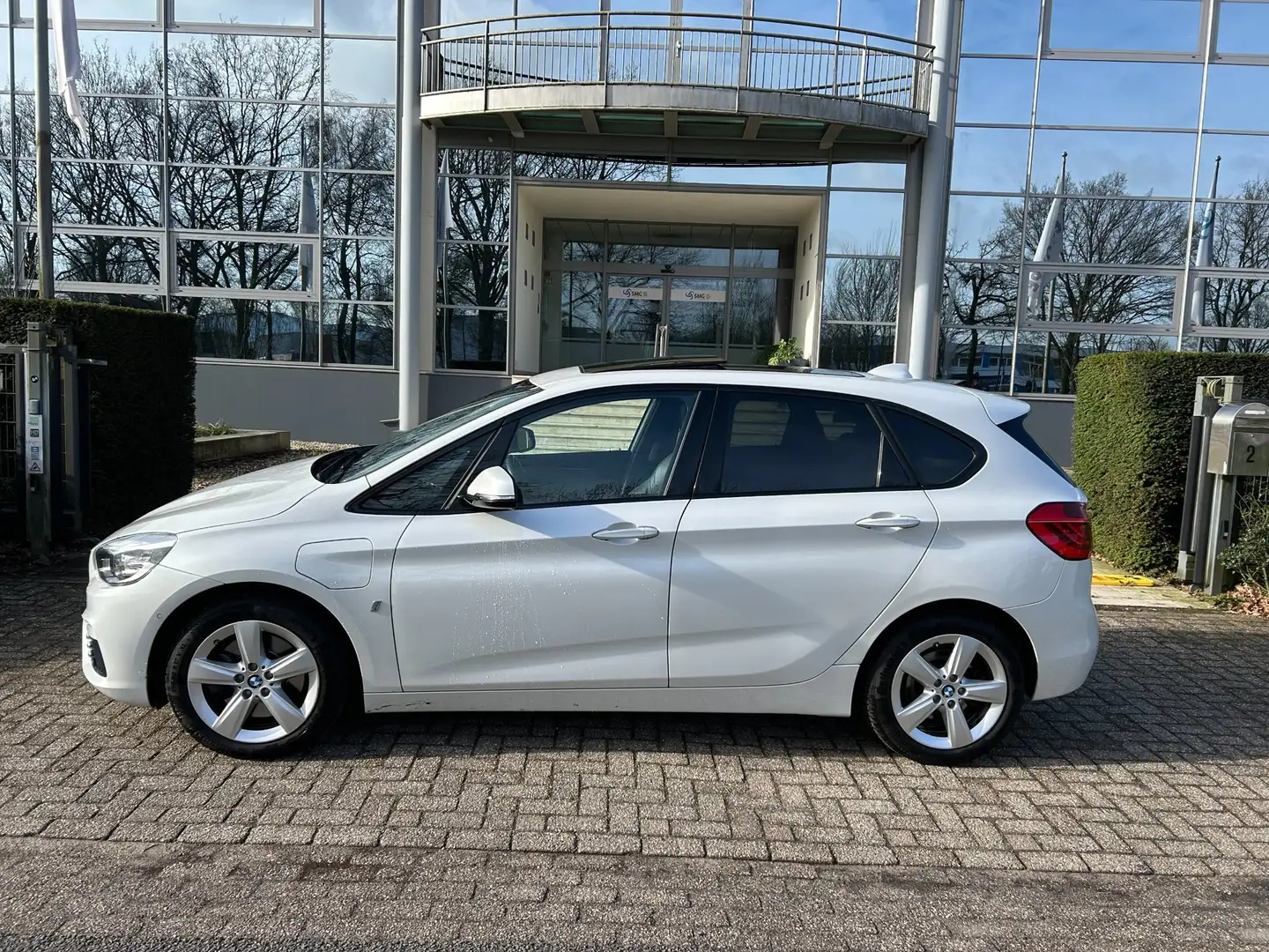 BMW 225 2-serie Active Tourer 225xe iPerformance Executive Weiß - 2