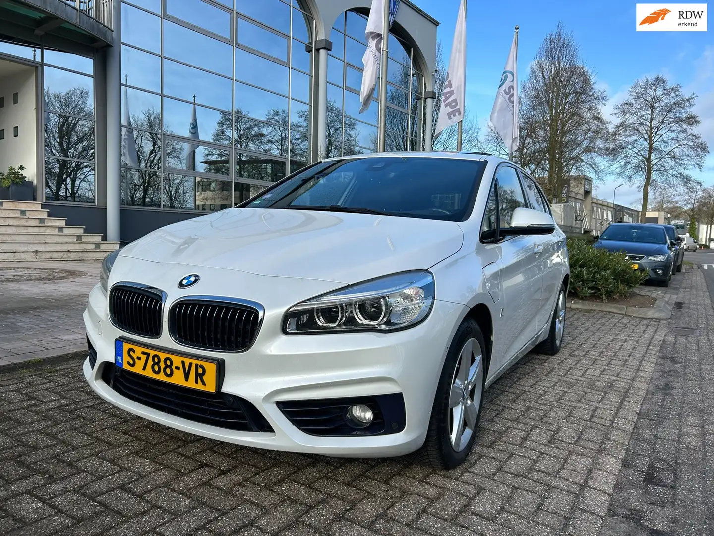 BMW 225 2-serie Active Tourer 225xe iPerformance Executive Weiß - 1