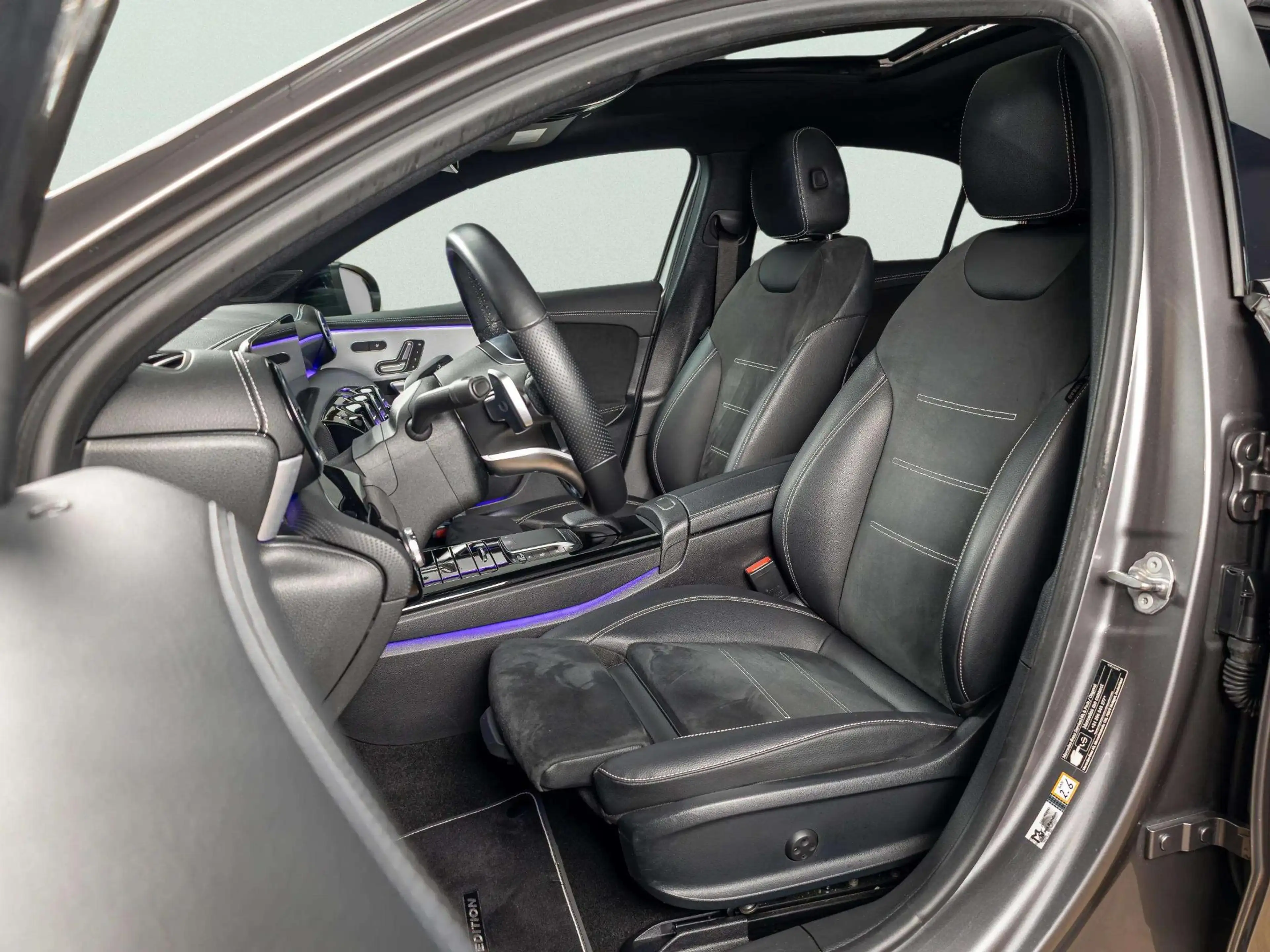Mercedes-Benz A 180 Limousine Business Solution AMG | Panorama dak — photo 11