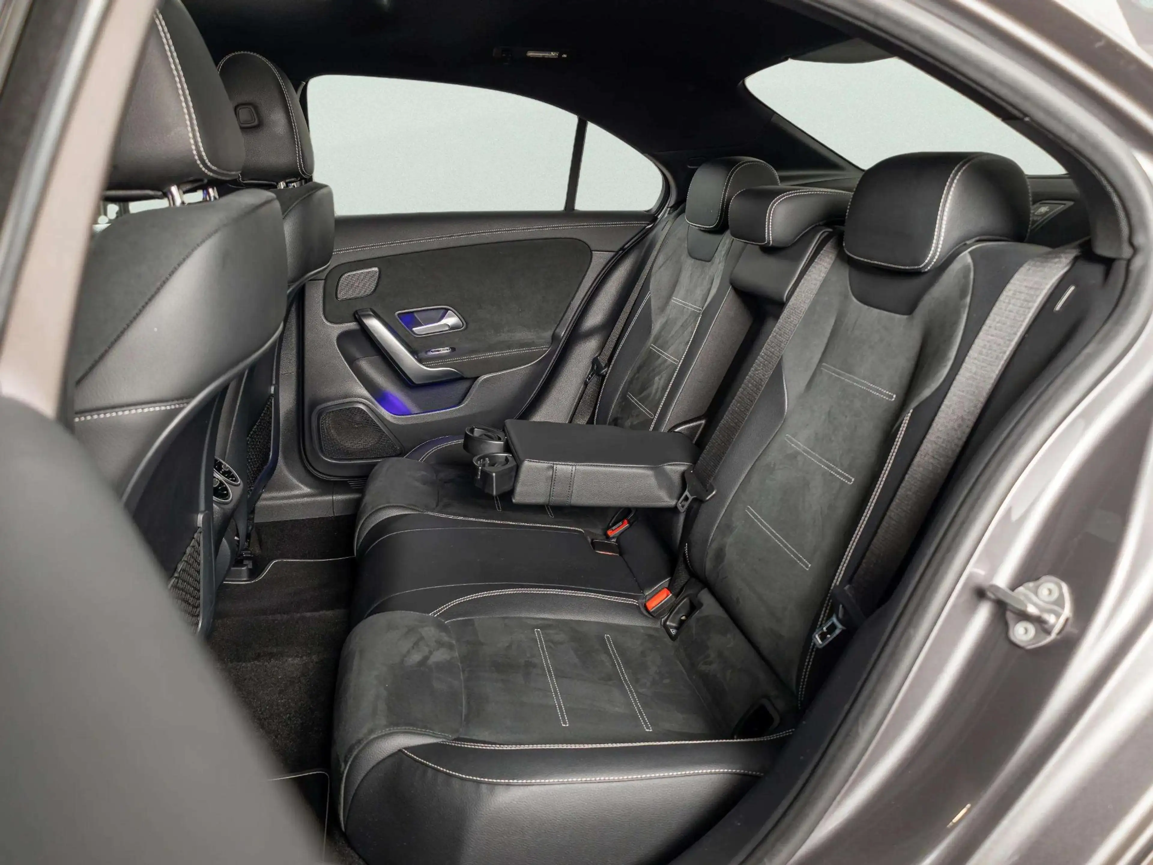 Mercedes-Benz A 180 Limousine Business Solution AMG | Panorama dak — photo 13