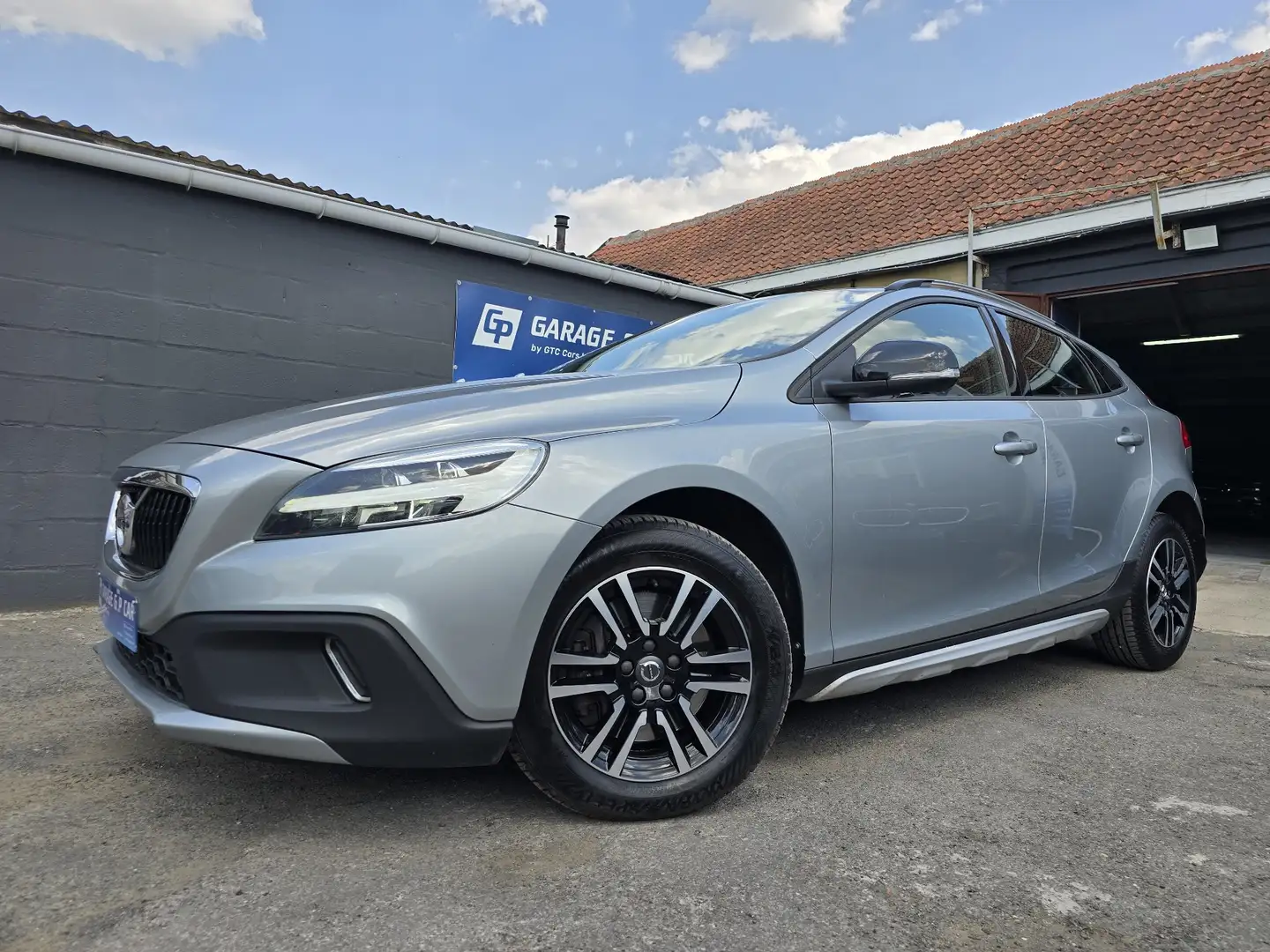 Volvo V40 Cross Country 2.0 D2 Summum Grijs - 1