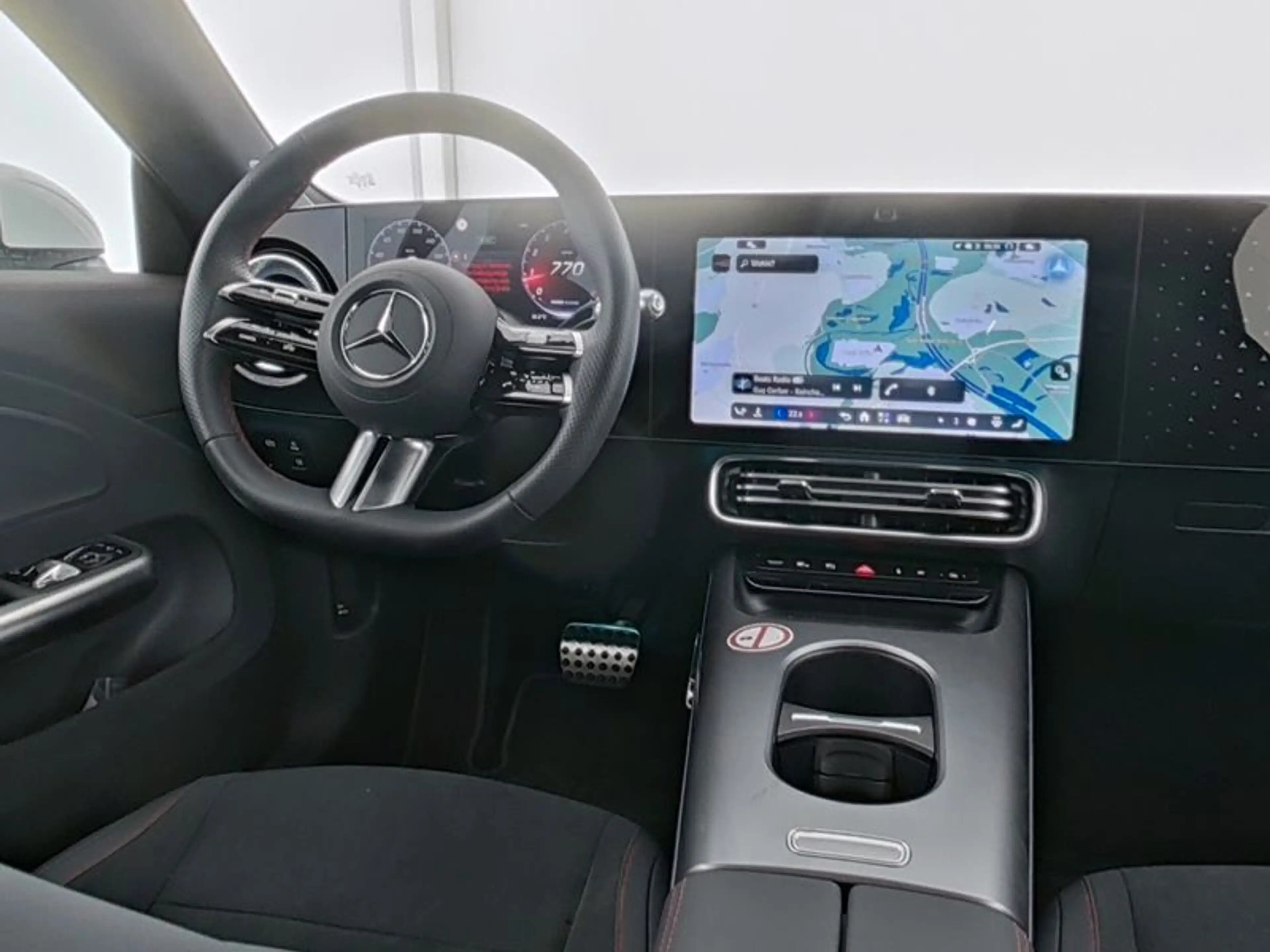 Mercedes-Benz CLA 180 AMG+TOTW+AMBIENTE+DISTRONIC+PANO+KAM+LED — photo 6