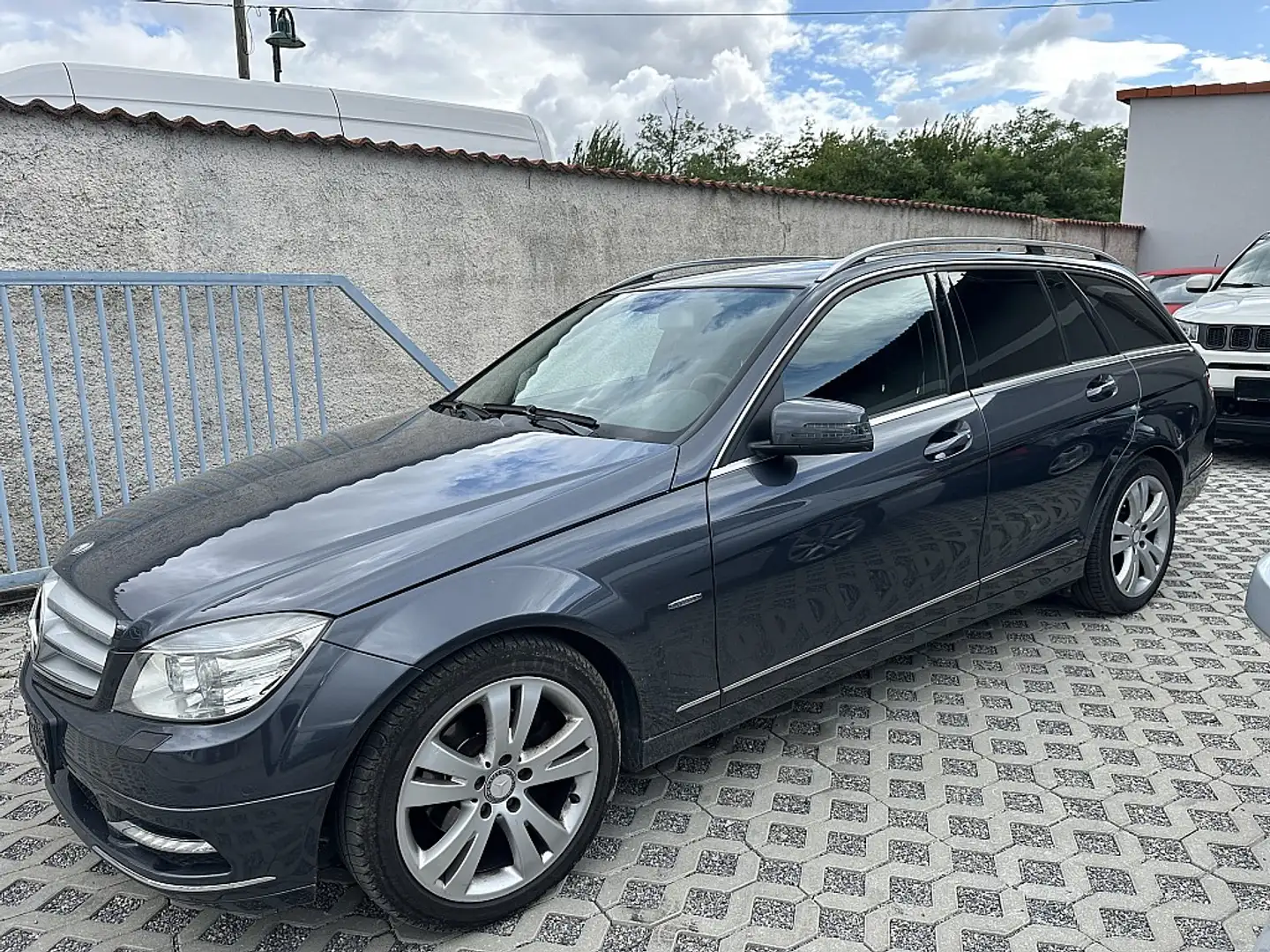 Mercedes-Benz C 180 Avantgarde BlueEfficiency Schwarz - 2