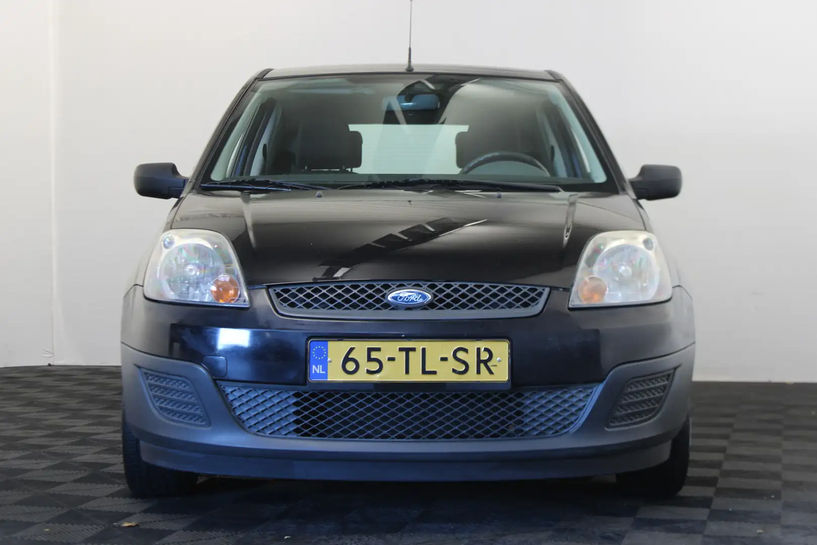 Ford Fiesta 1.3-8V Champion Schwarz - 2