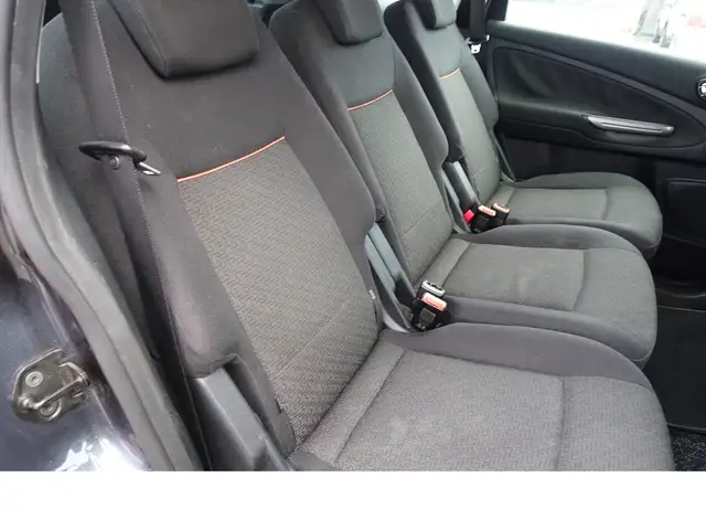 Ford S-Max view 25