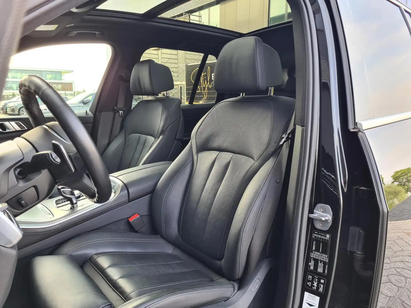 BMW X5 XDrive40i M-Sport 340pk Panodak Luchtvering Acc La Zwart - 2