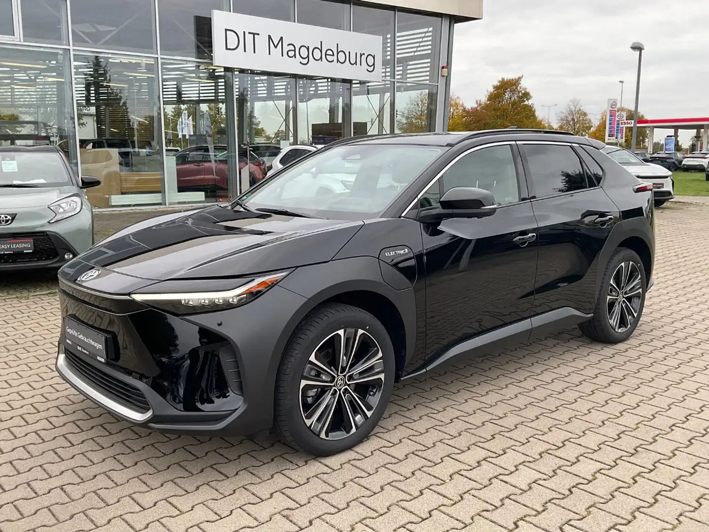 Toyota bZ4X FWD ACC+LED+Navi+SHZ+2xKlima+360+4xSHZ+JBL Černá - 2