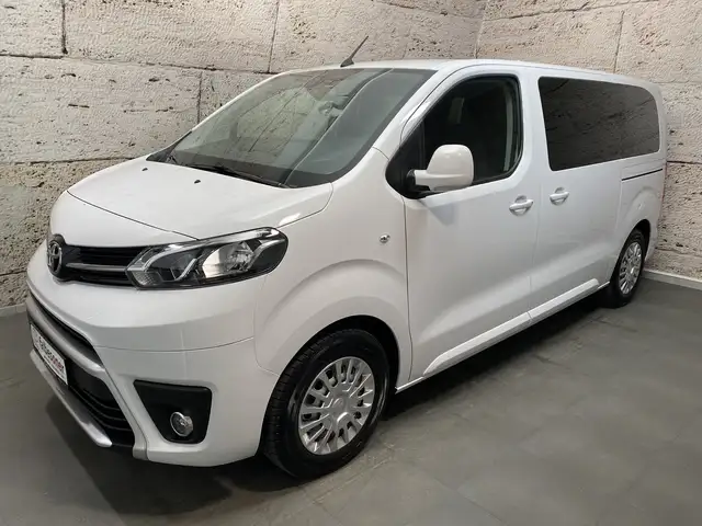 Toyota Proace Verso 2,0 D-4D 145 Medium Shuttle + Multimedia P.