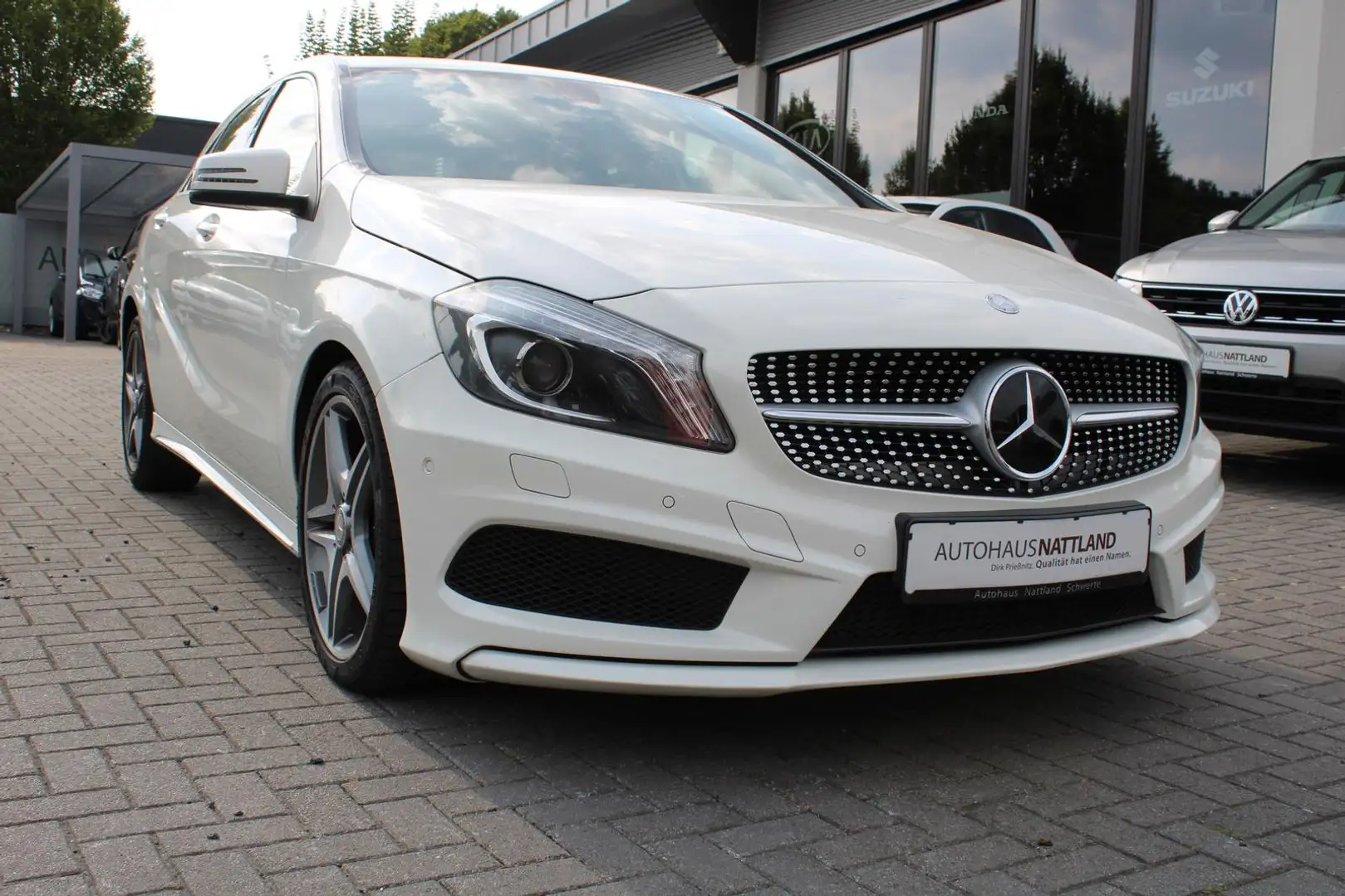 Mercedes-Benz A 180 AMG-Line Autom.  Navi Sitzh. Weiß - 2