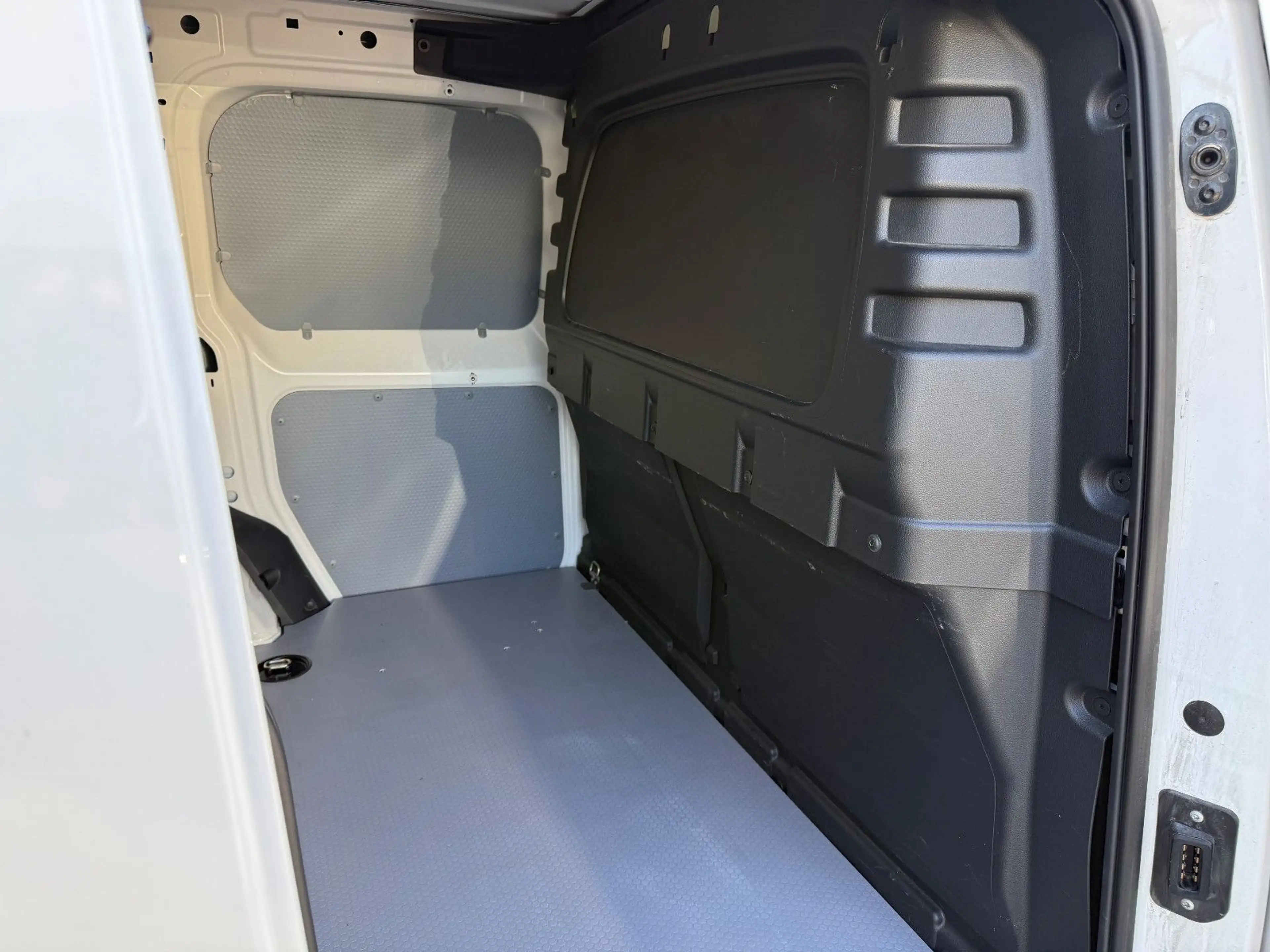 Volkswagen Caddy Cargo 2.0 Tdi DSG LED Navi Flügeltüren — photo 13