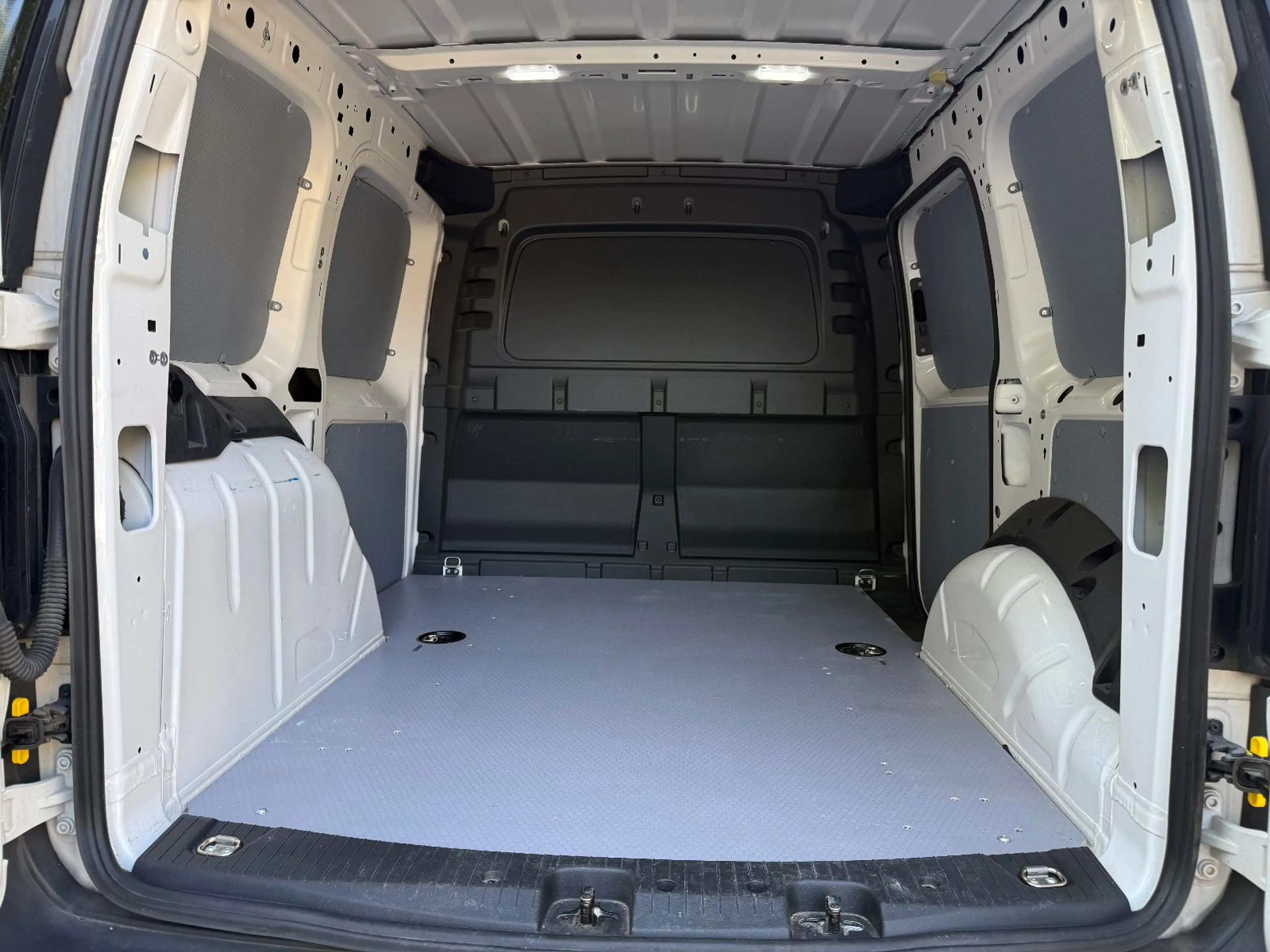 Volkswagen Caddy Cargo 2.0 Tdi DSG LED Navi Flügeltüren — photo 12