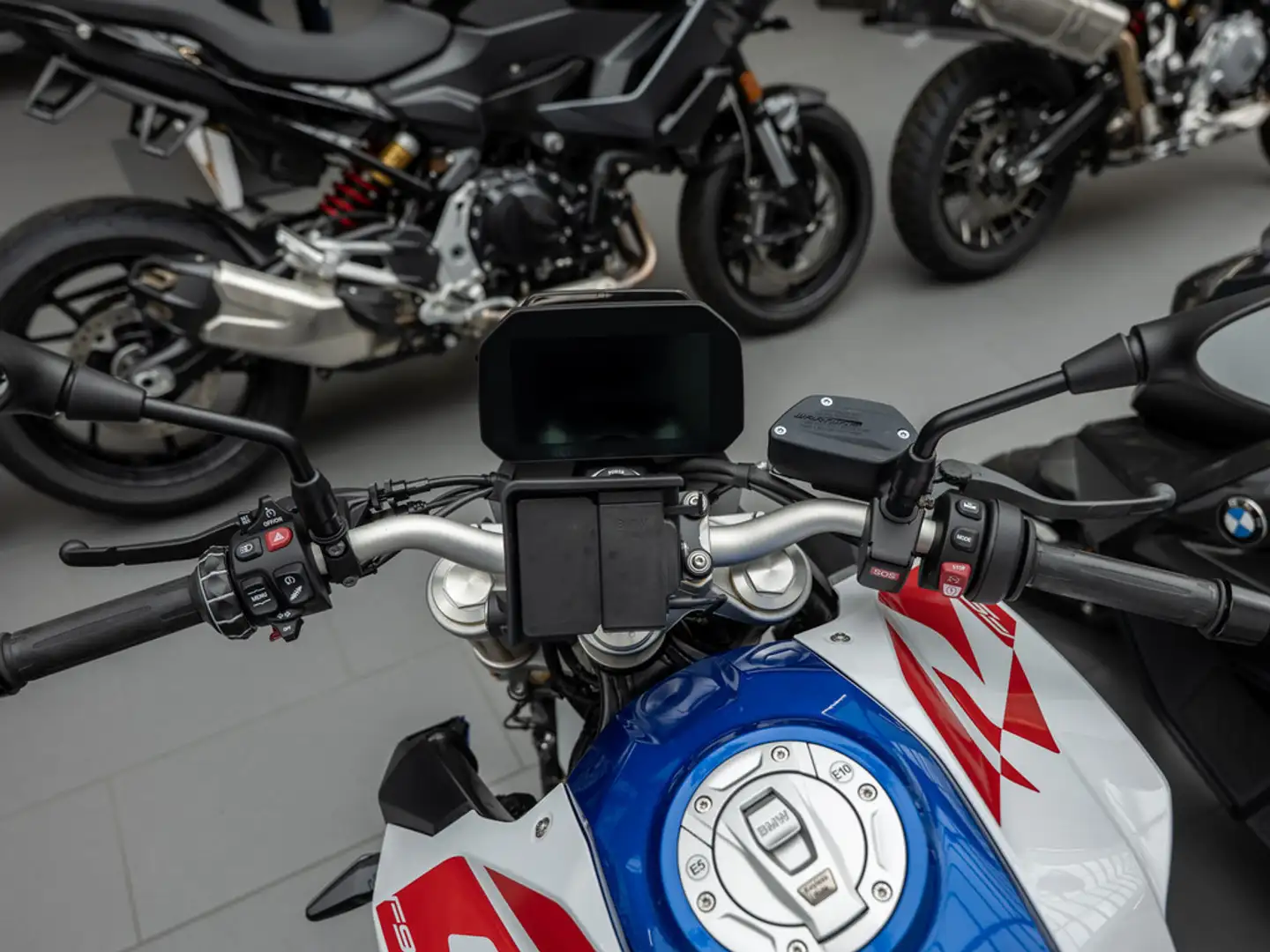 BMW F 900 R KURVENLICHT GRIFFHEIZUNG Weiß - 2