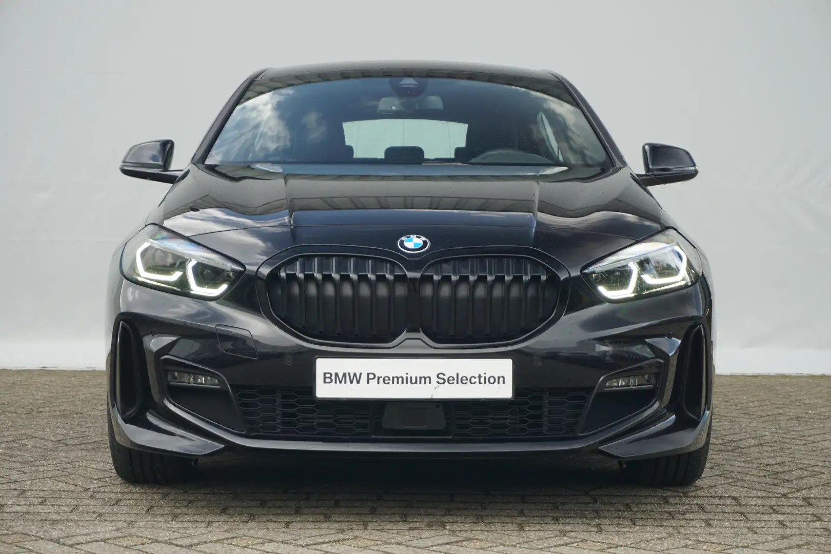 BMW 1 Serie 5-deurs 118i High Executive M Sport Pro Ha Zwart - 2