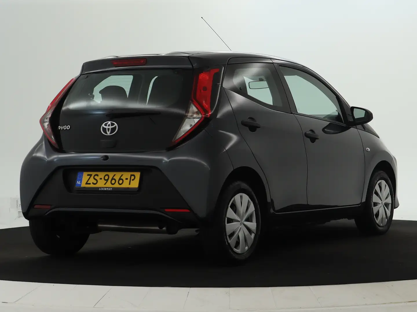 Toyota Aygo 1.0 VVT-i x-fun | Airco | 5 deurs | Lage km-stand Gris - 2