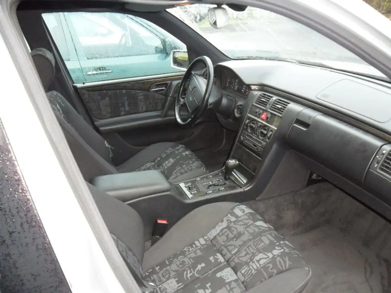Mercedes-Benz E 300 DTURBO AVANTGARDE, foto 5