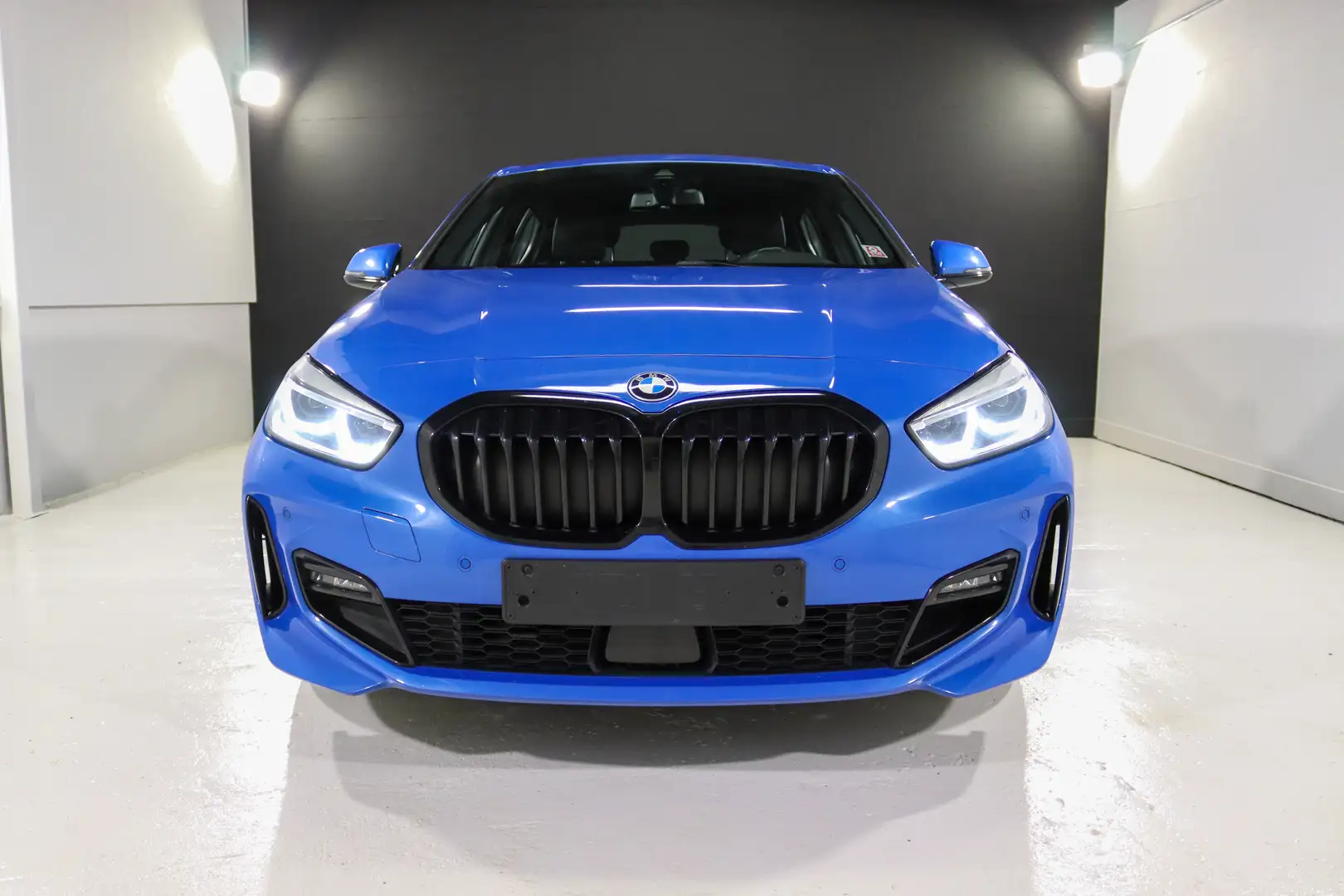 BMW 120 d xDrive *PACK M/ HEAD UP/ NAVI/ CAMERA/ FEUX LED* Blauw - 2
