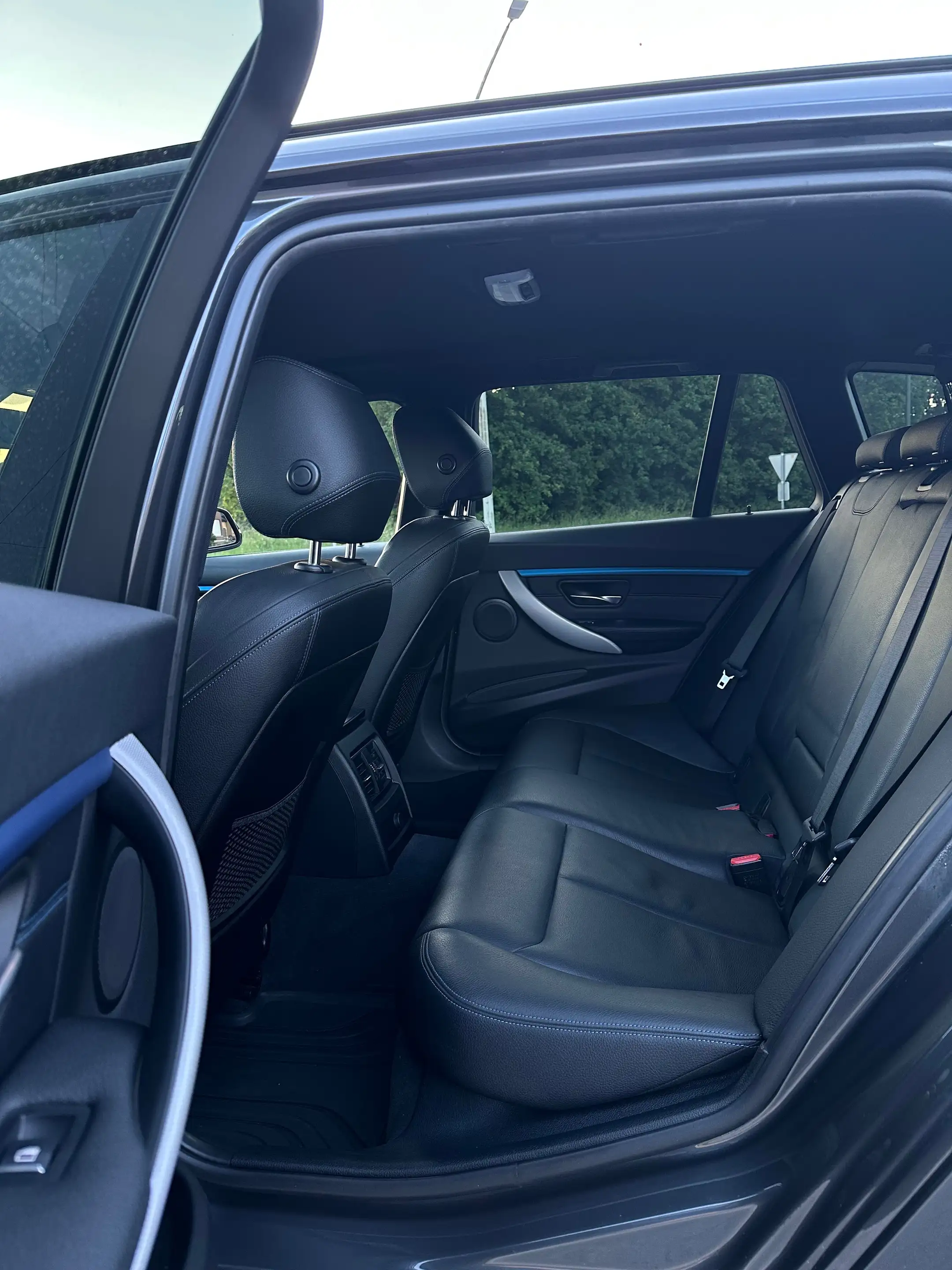 BMW 318 dA Pack M / GPS Cuir CarPlay LED Capteurs — photo 15