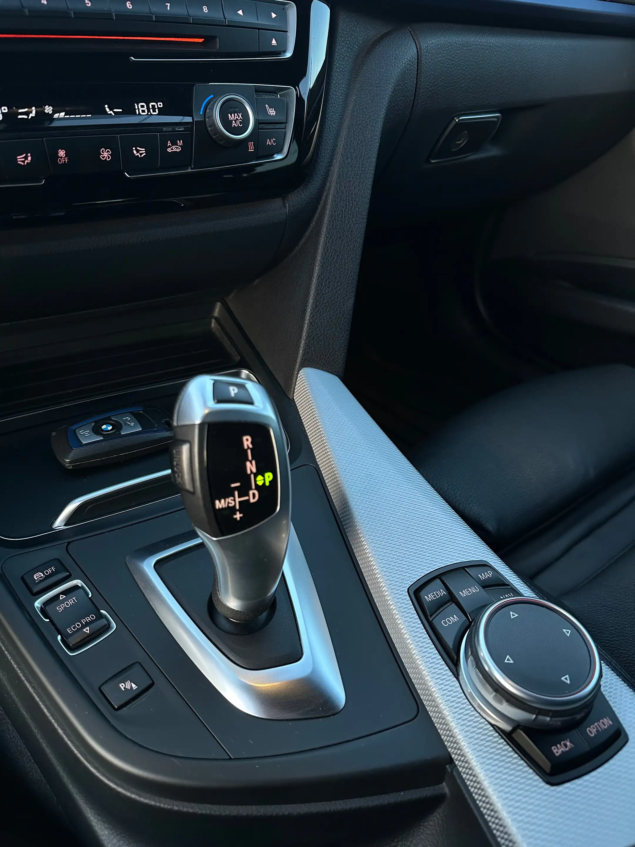 BMW 318 dA Pack M / GPS Cuir CarPlay LED Capteurs — photo 12