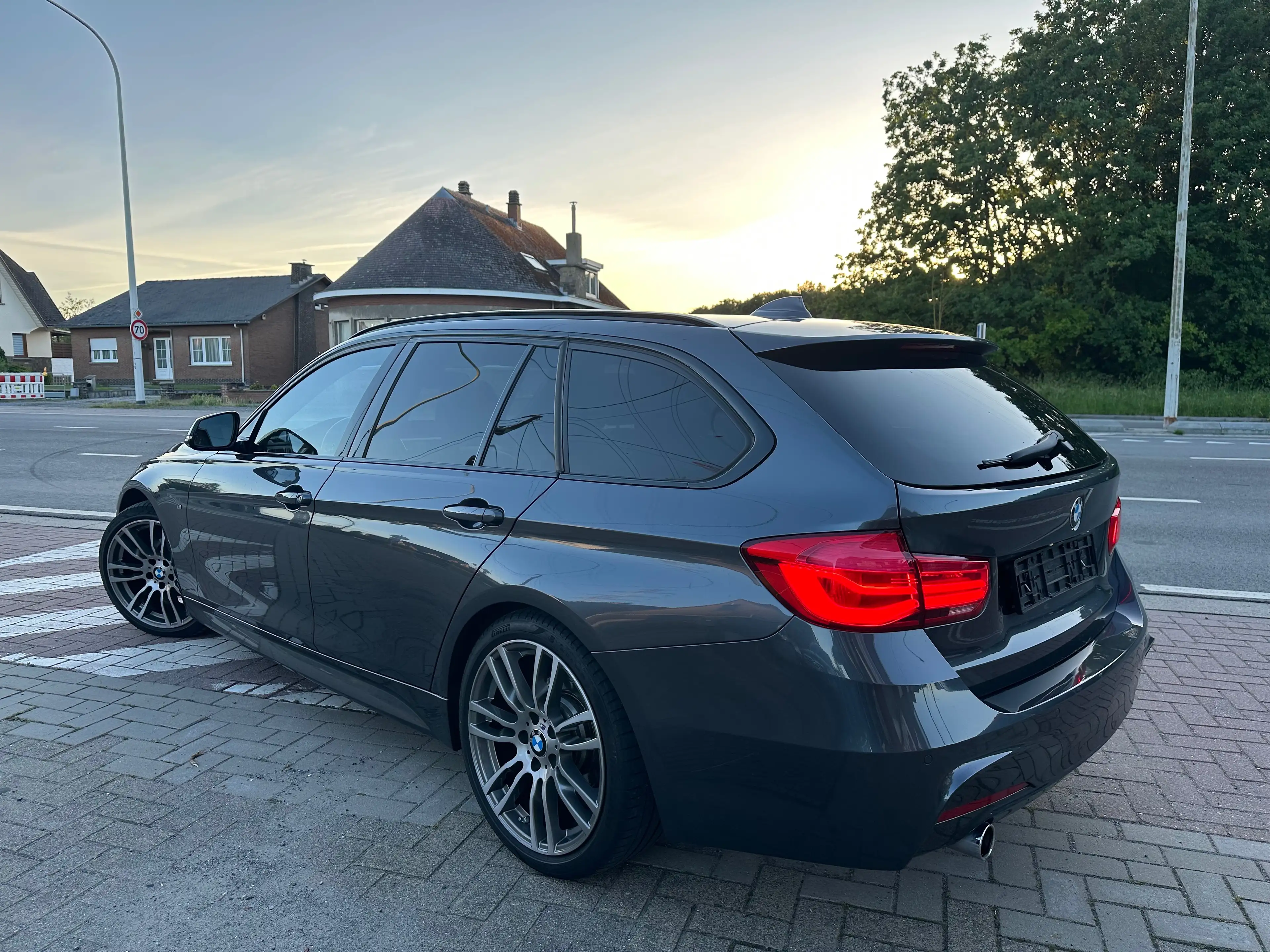 BMW 318 dA Pack M / GPS Cuir CarPlay LED Capteurs — photo 3