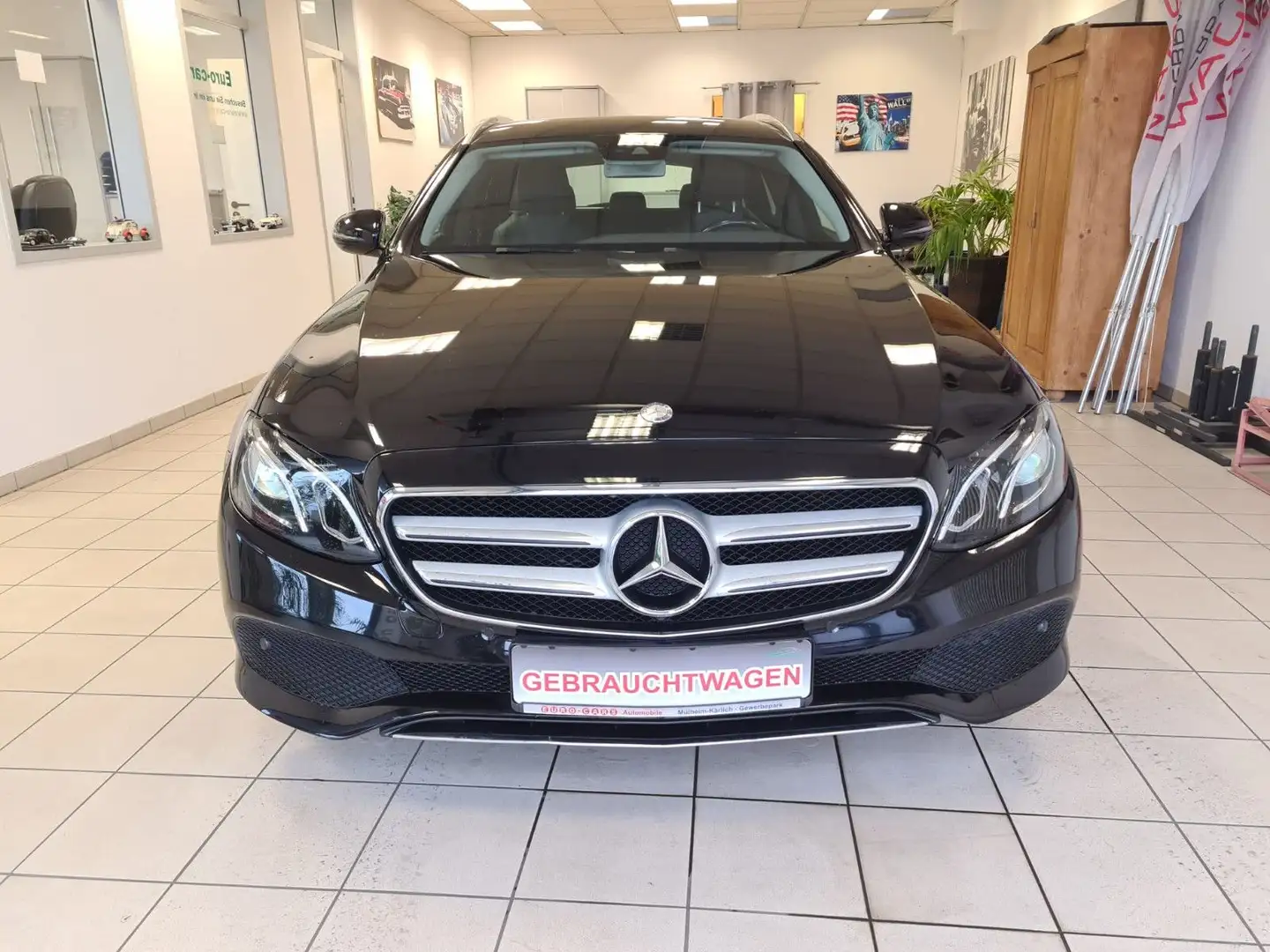 Mercedes-Benz E 200 T-Modell / LED / NAVI / GARANTIE Zwart - 2