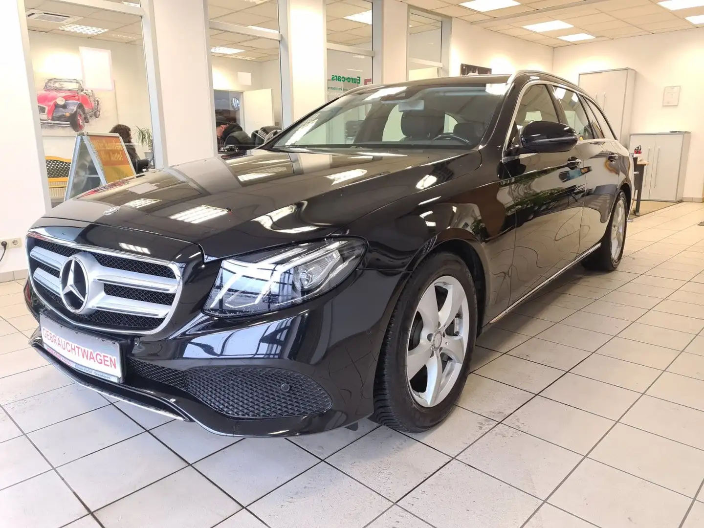 Mercedes-Benz E 200 T-Modell / LED / NAVI / GARANTIE Zwart - 1