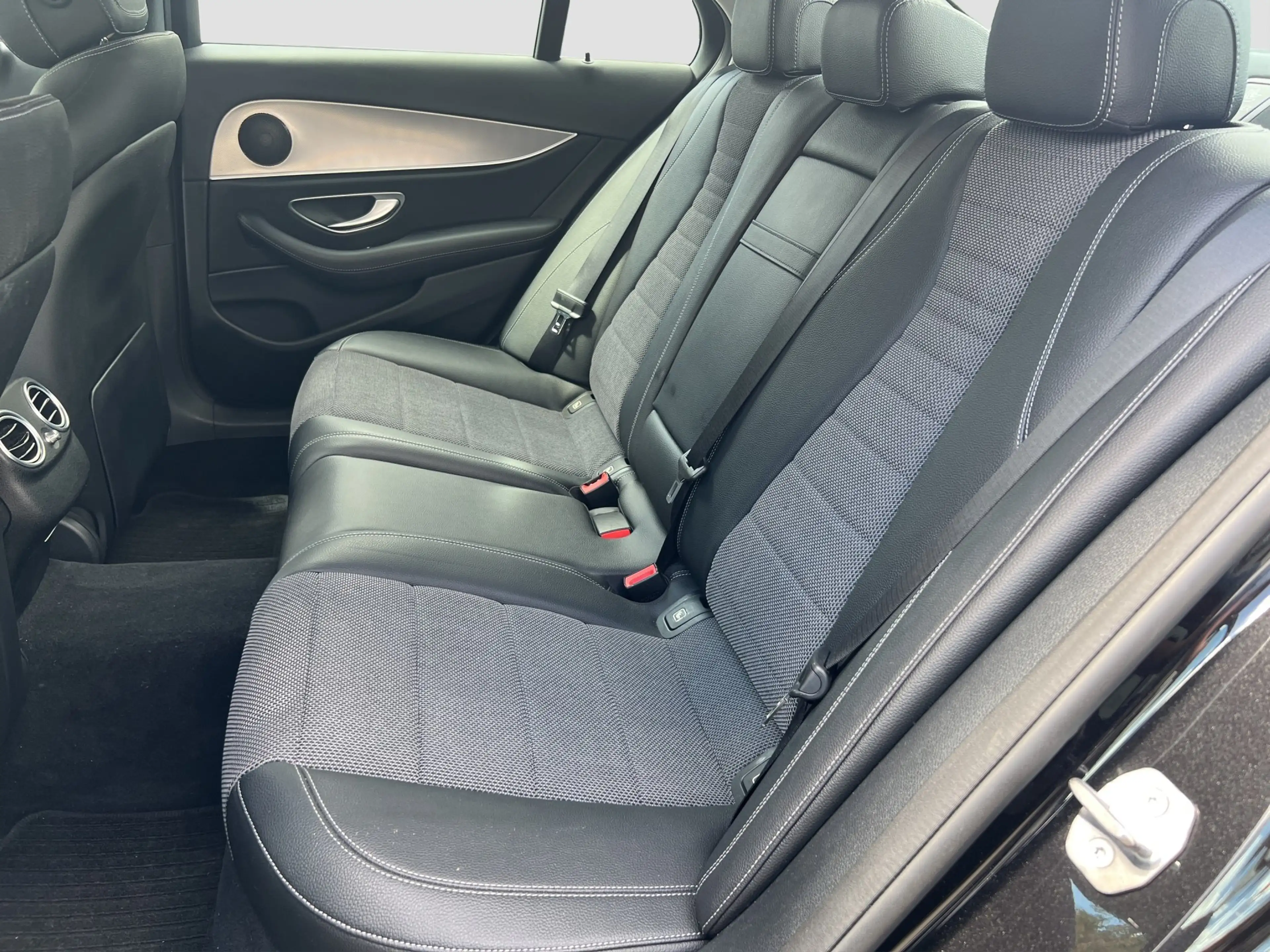 Mercedes-Benz E 400 4M Avantgarde LED Distro Luft Lane Navi RFK — photo 15