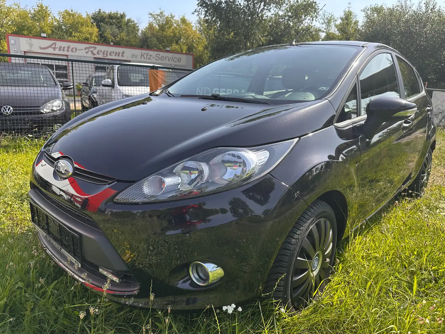 Ford Fiesta Trend+Seniorenbesitz+wenig KM Schwarz - 1