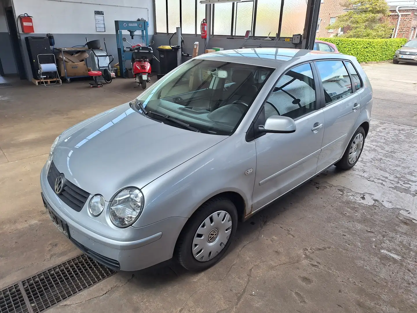 Volkswagen Polo Cricket Gris - 1