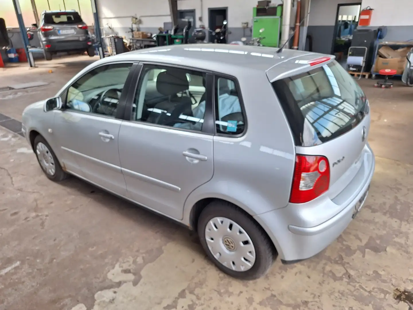 Volkswagen Polo Cricket Gris - 2