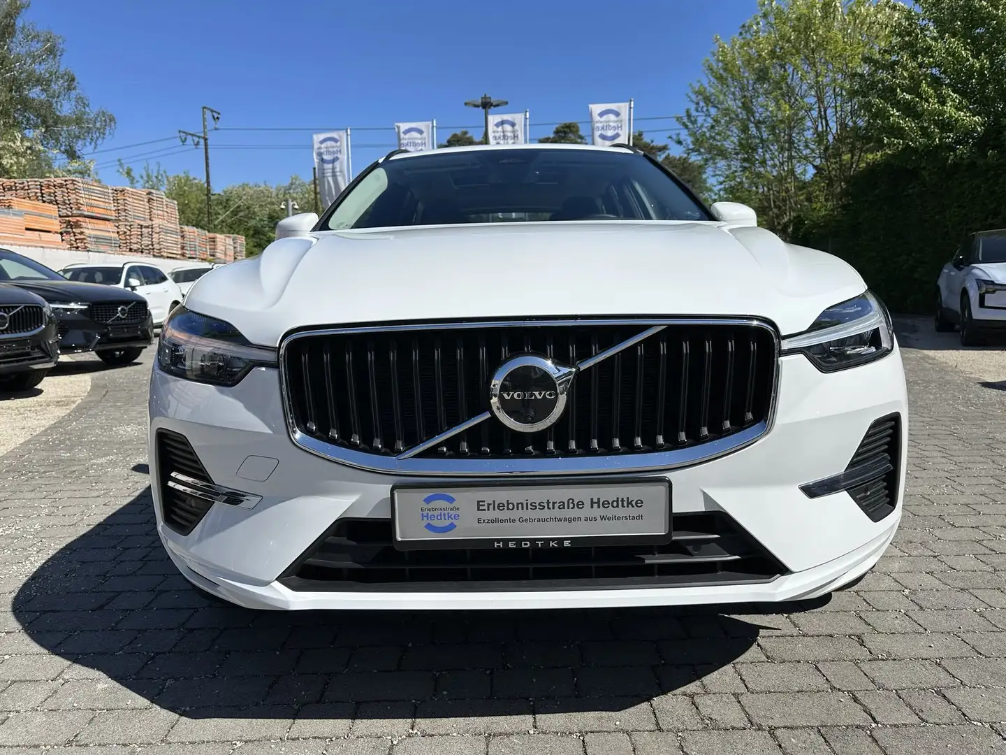 Volvo XC60 B4 Benzin Momentum Pro 18"+AHK+PANO+360° Bianco - 2