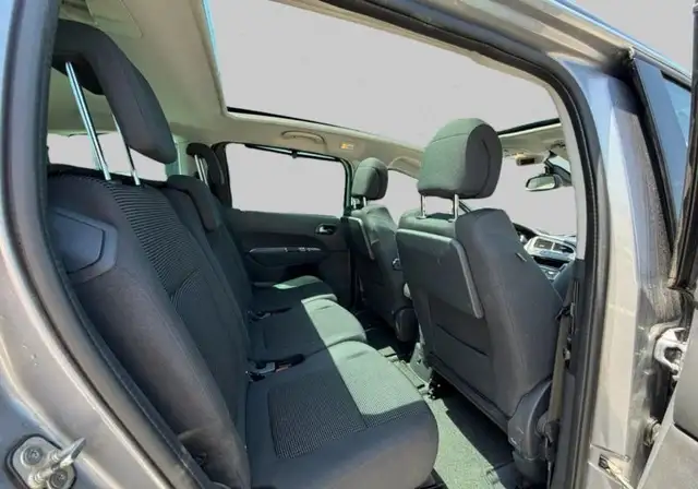 Peugeot 5008 view 8