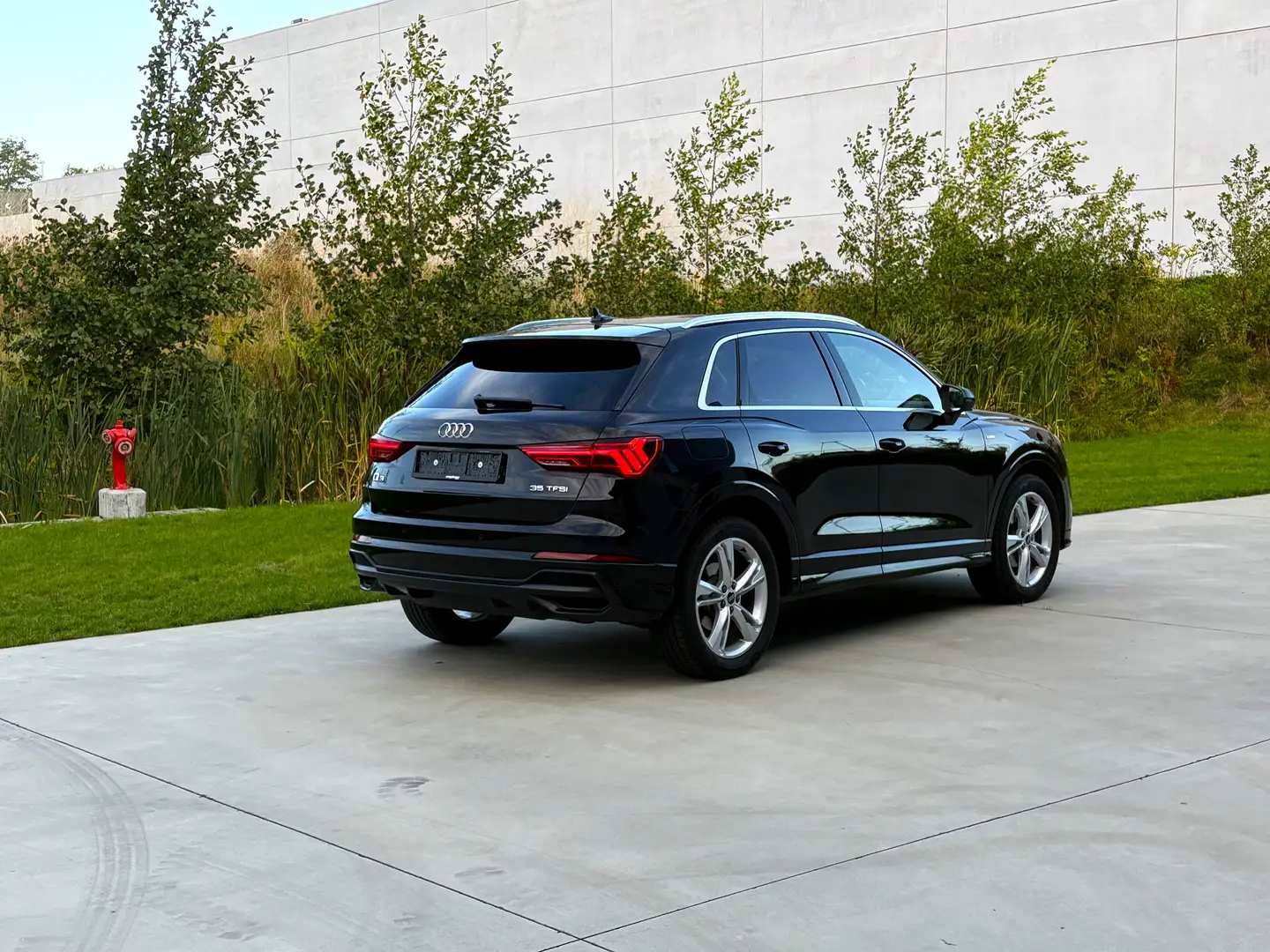 Audi Q3 35 TFSI 2x S line Autom Pano Kamera Trekh Top! Noir - 2
