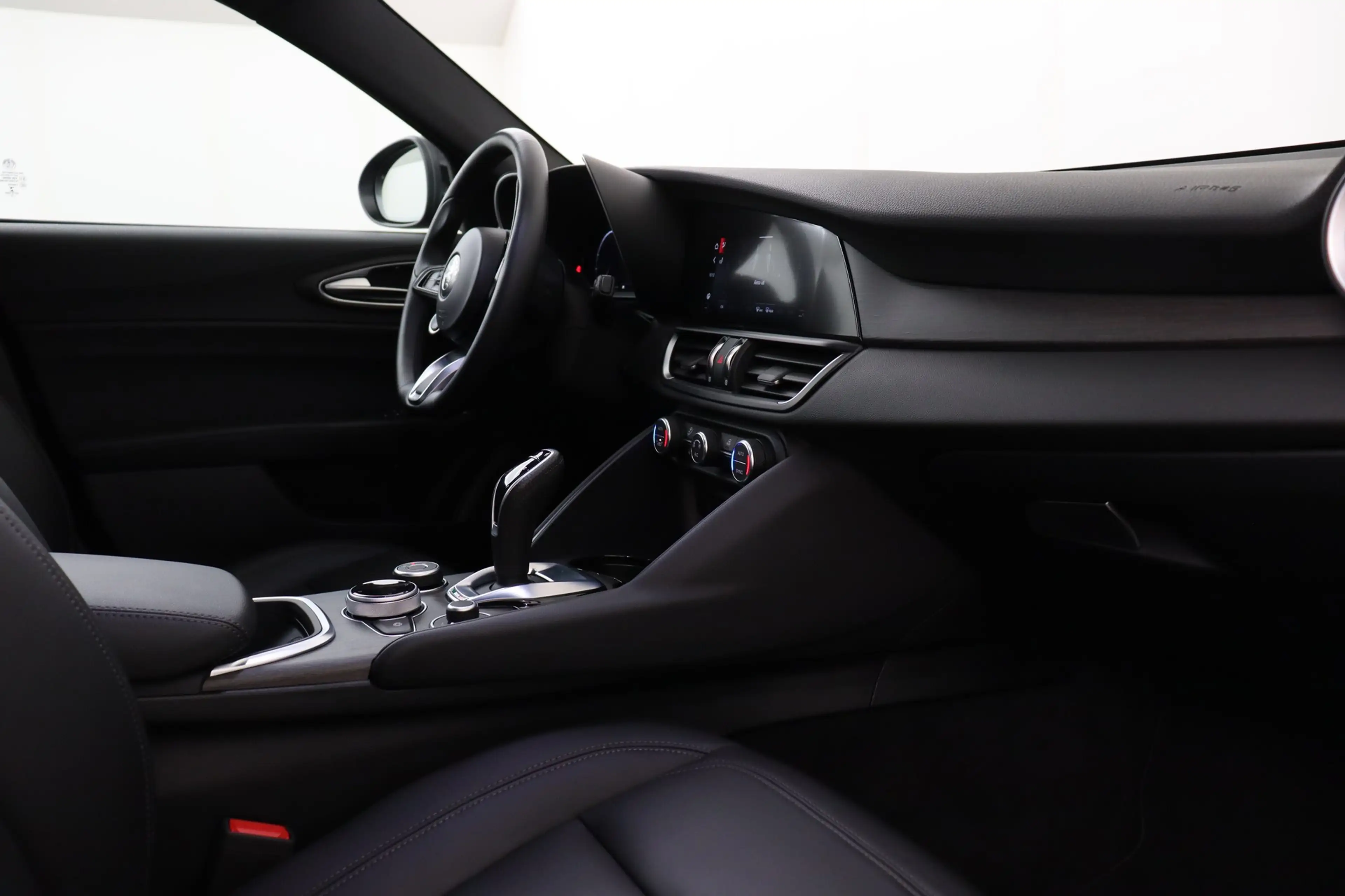 Alfa Romeo Giulia 2.0 T8 Q4 SPORT + A/T + GPS + LEDER + CAMERA + PDC — photo 12