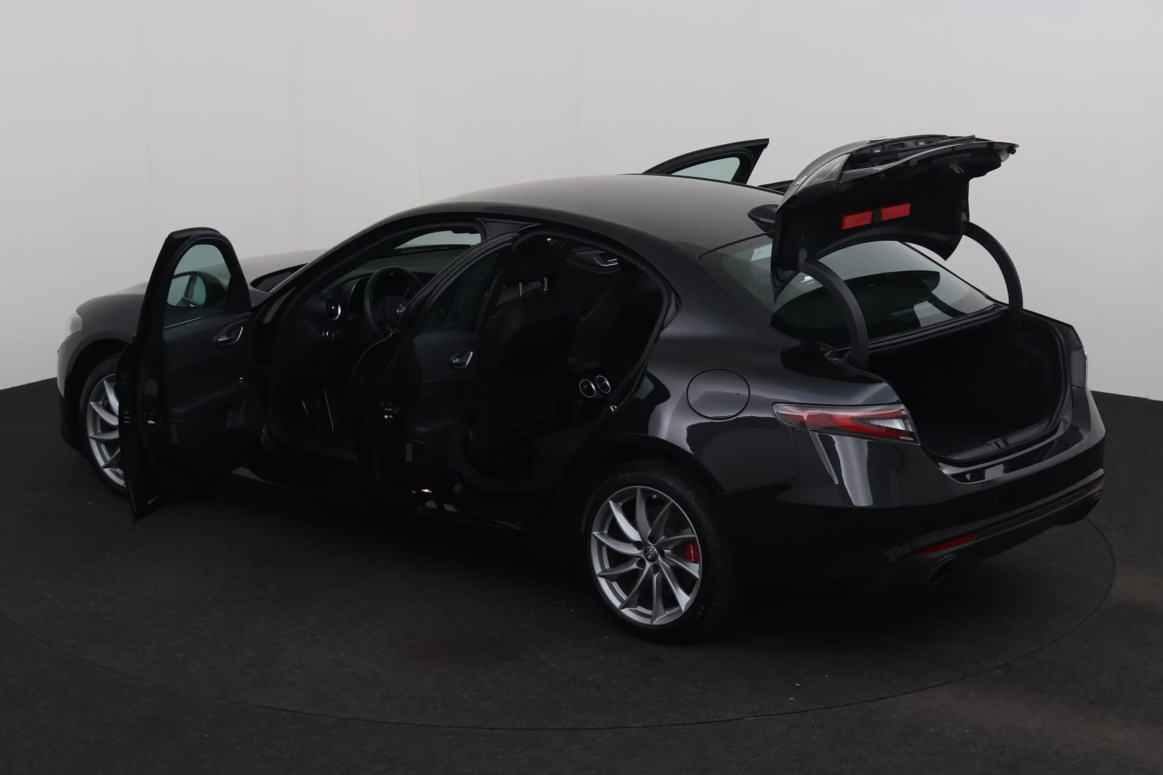 Alfa Romeo Giulia 2.0 T8 Q4 SPORT + A/T + GPS + LEDER + CAMERA + PDC — photo 9