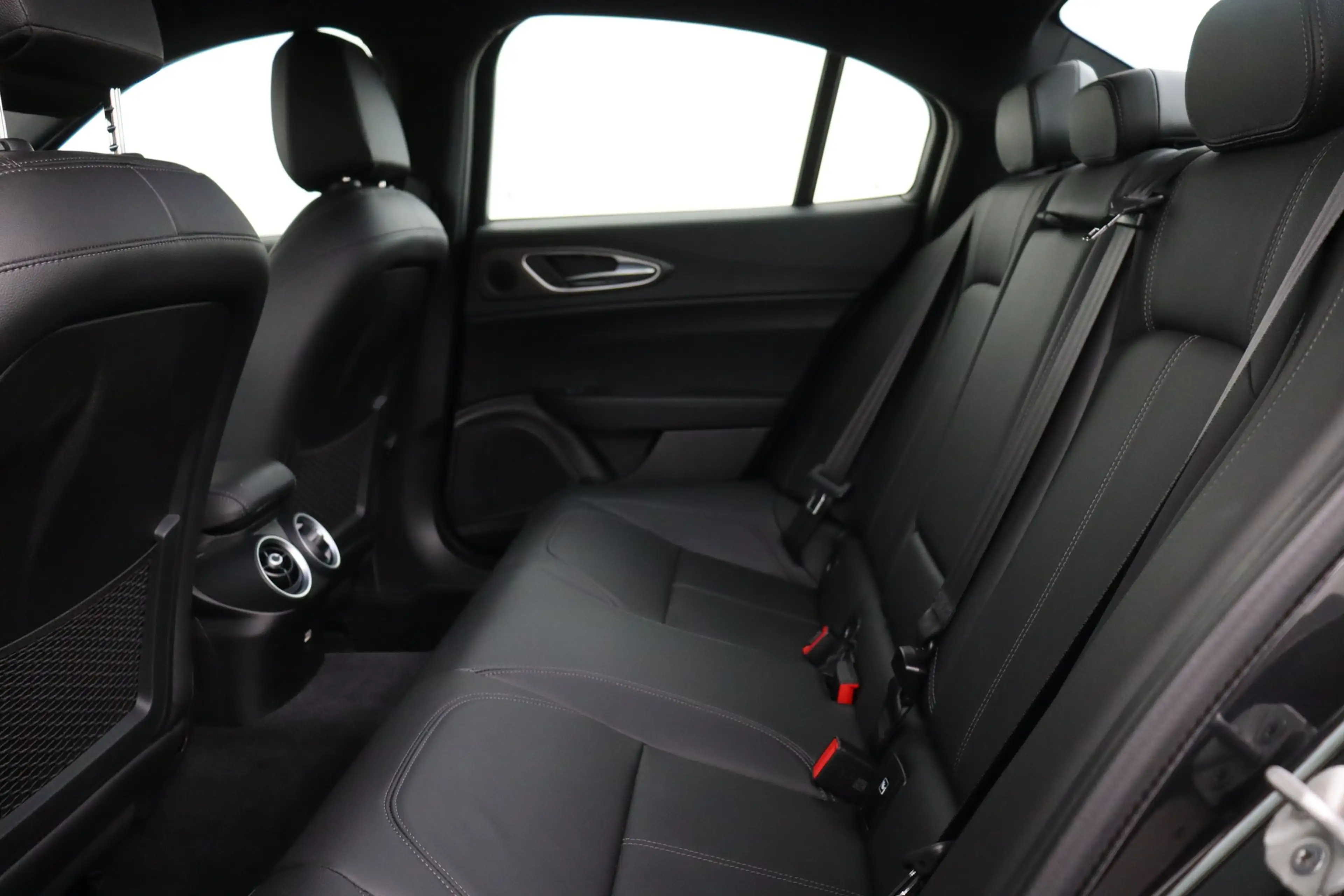 Alfa Romeo Giulia 2.0 T8 Q4 SPORT + A/T + GPS + LEDER + CAMERA + PDC — photo 14