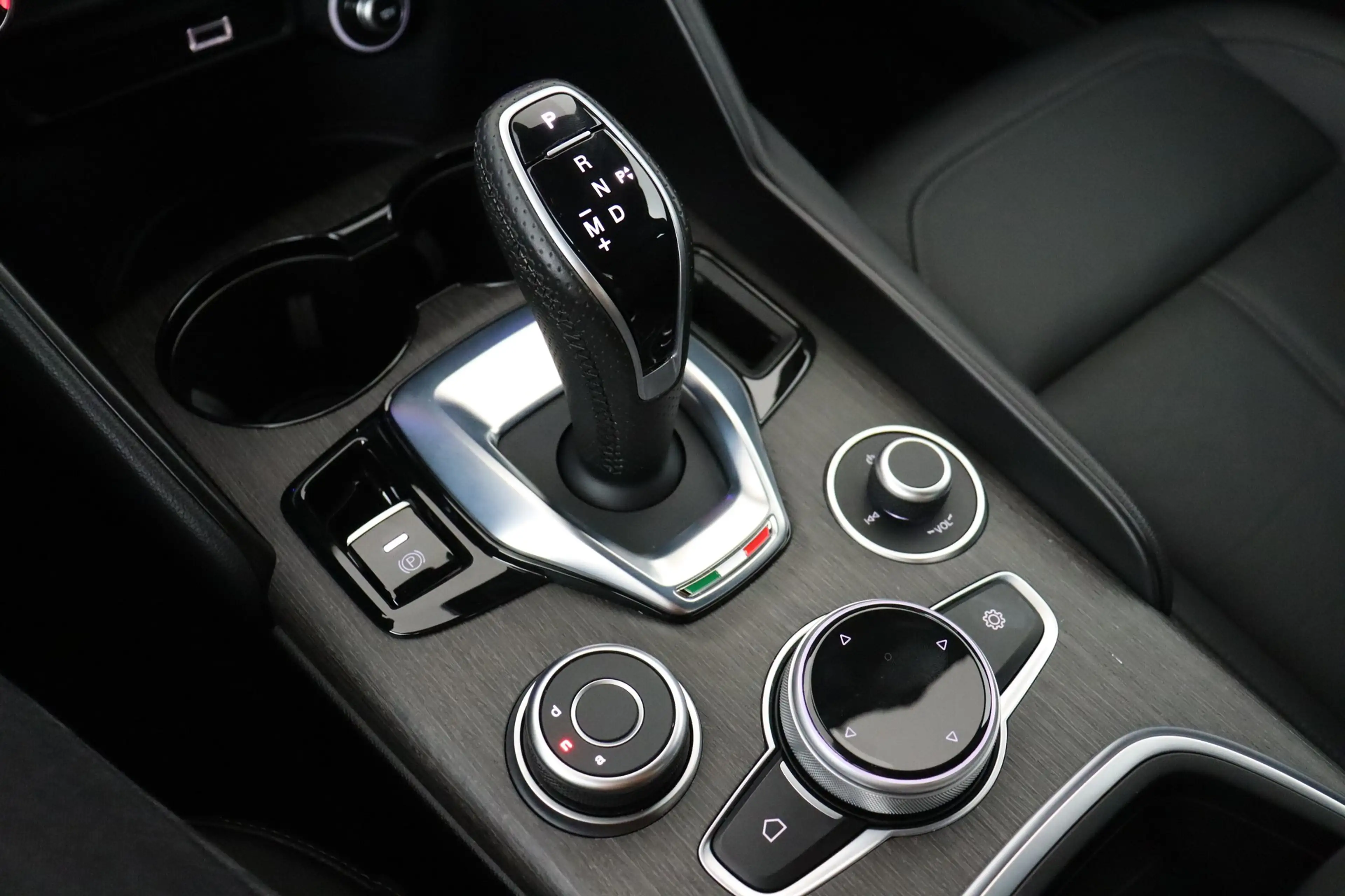 Alfa Romeo Giulia 2.0 T8 Q4 SPORT + A/T + GPS + LEDER + CAMERA + PDC — photo 13