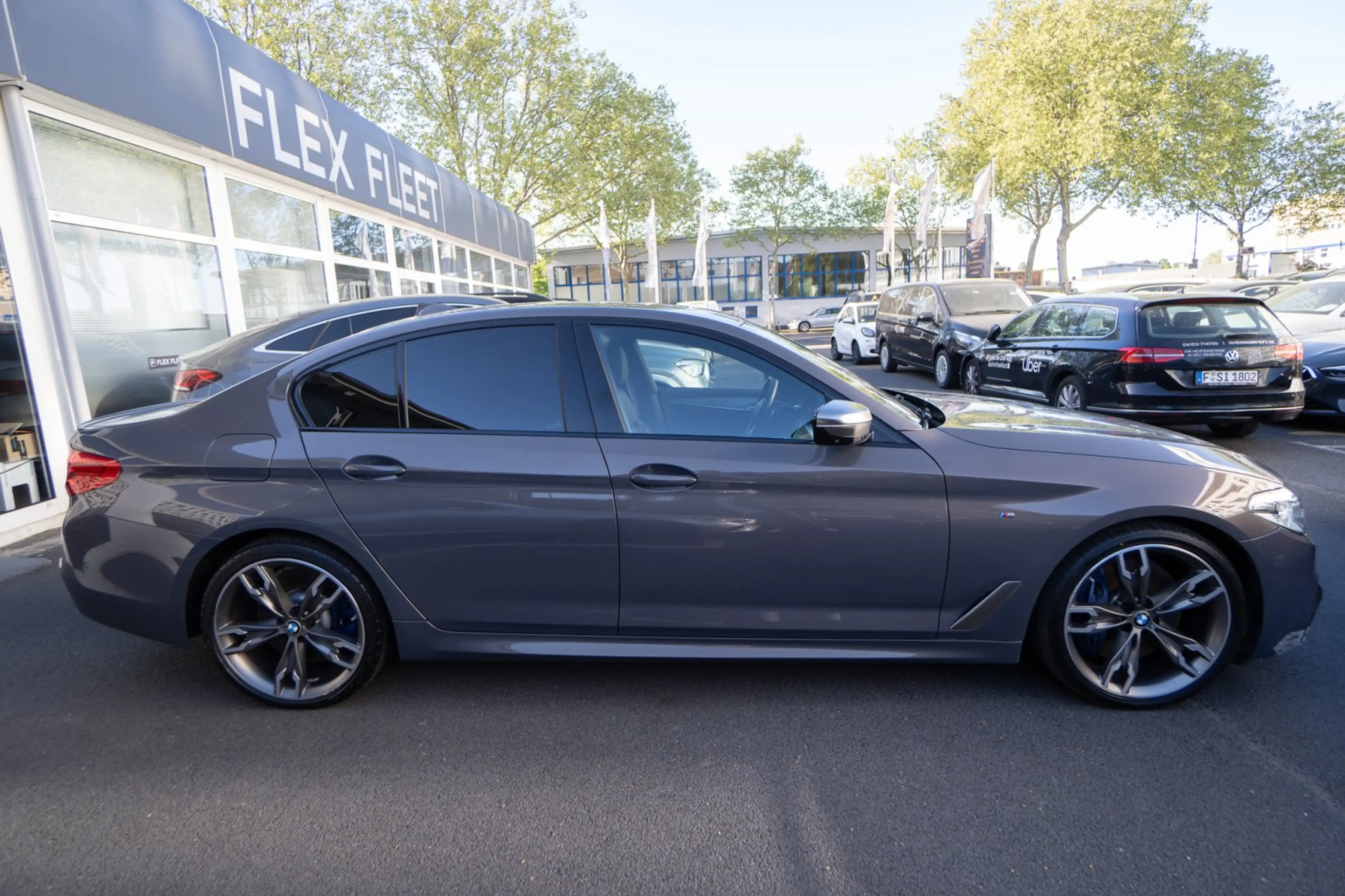 BMW M550 i xDrive *CHAMPAGNER QUARZ* — photo 9